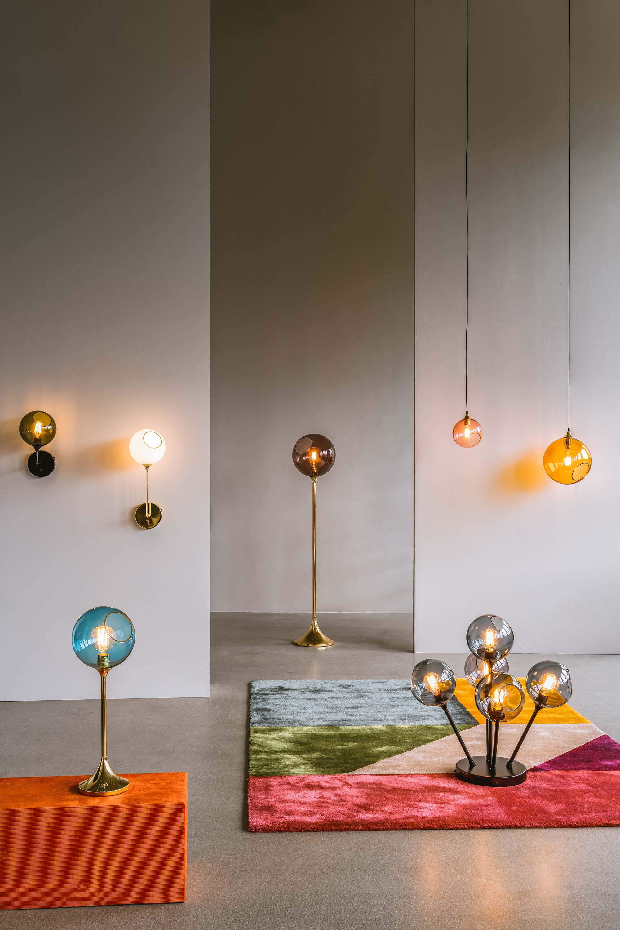 Lampa podłogowa BALLROOM biały ze złotą podstawą