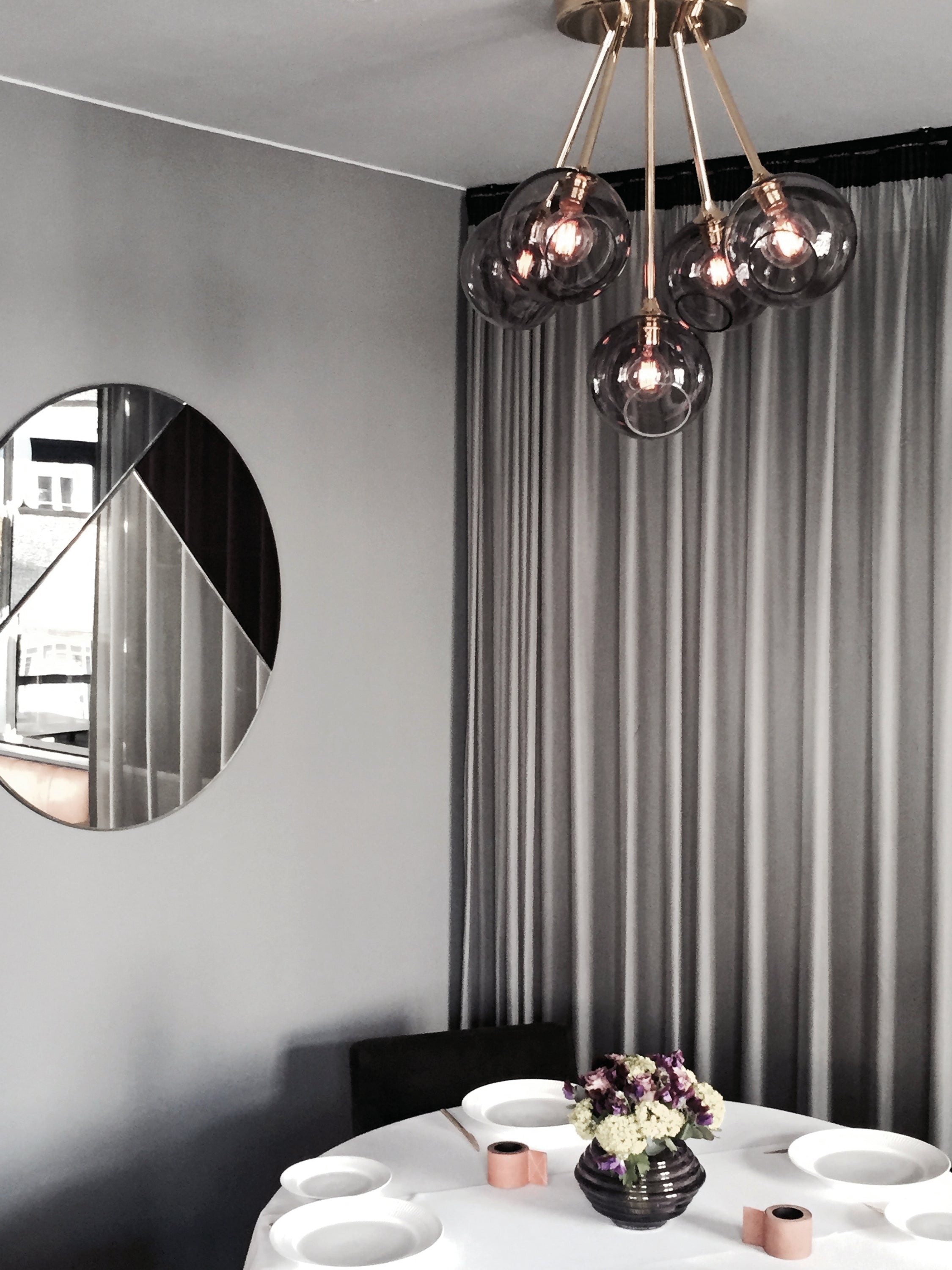 Lampa wisząca BALLROOM MOLECULE śliwkowy ze złotym wykończeniem