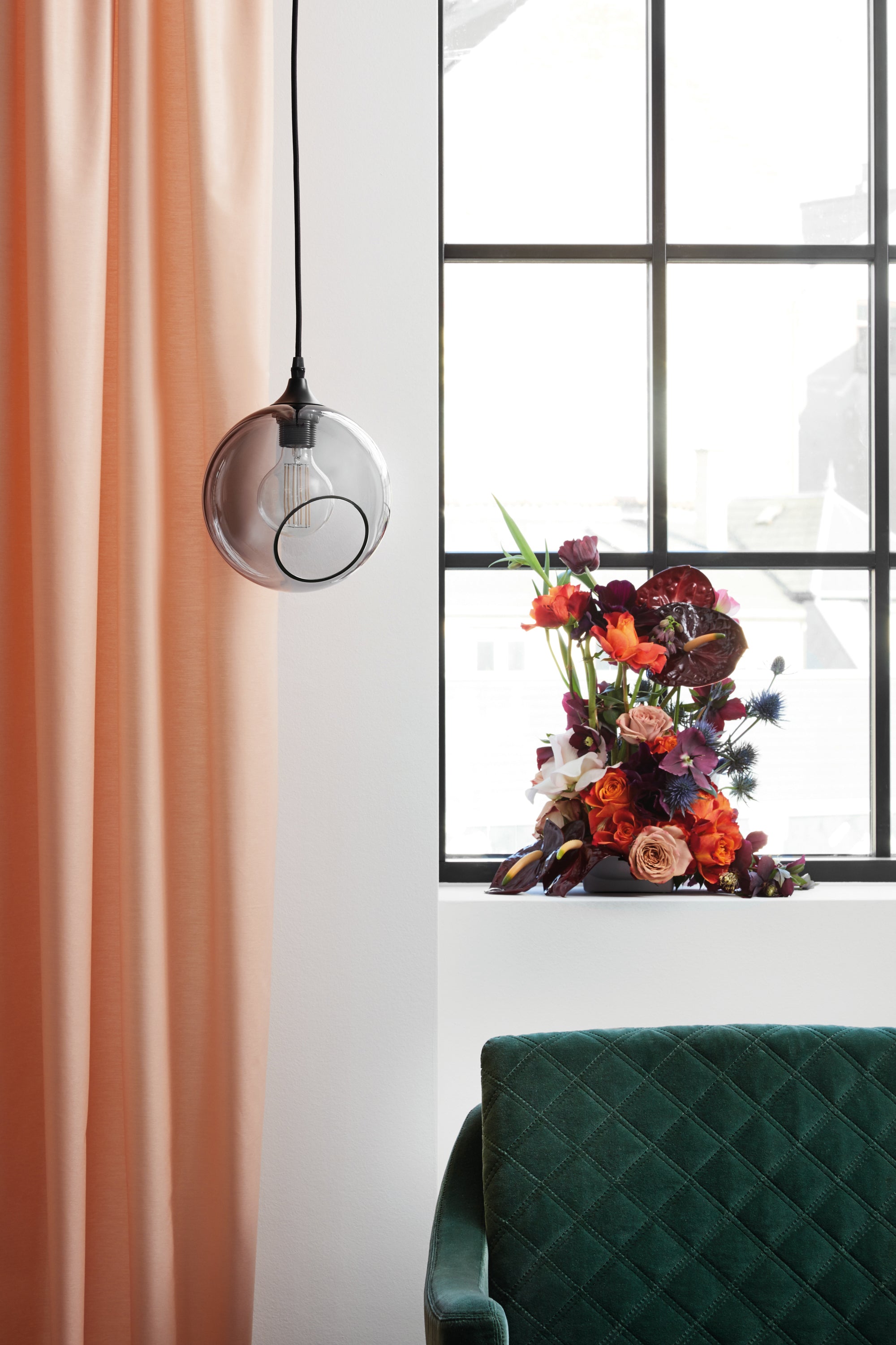 Lampa wisząca BALLROOM dymiony z czarnym wykończeniem
