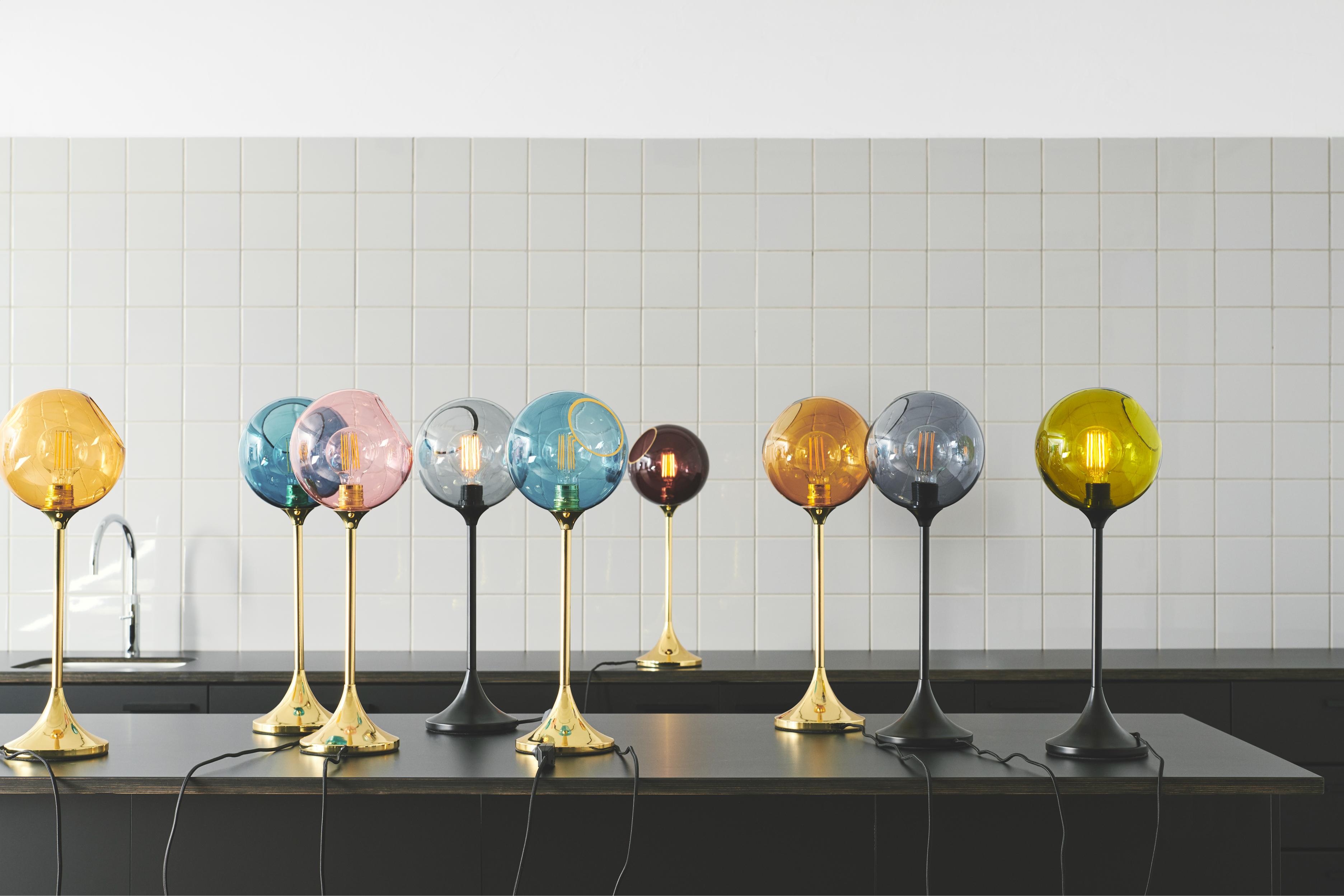 Lampa stołowa BALLROOM dymiony z czarną podstawą