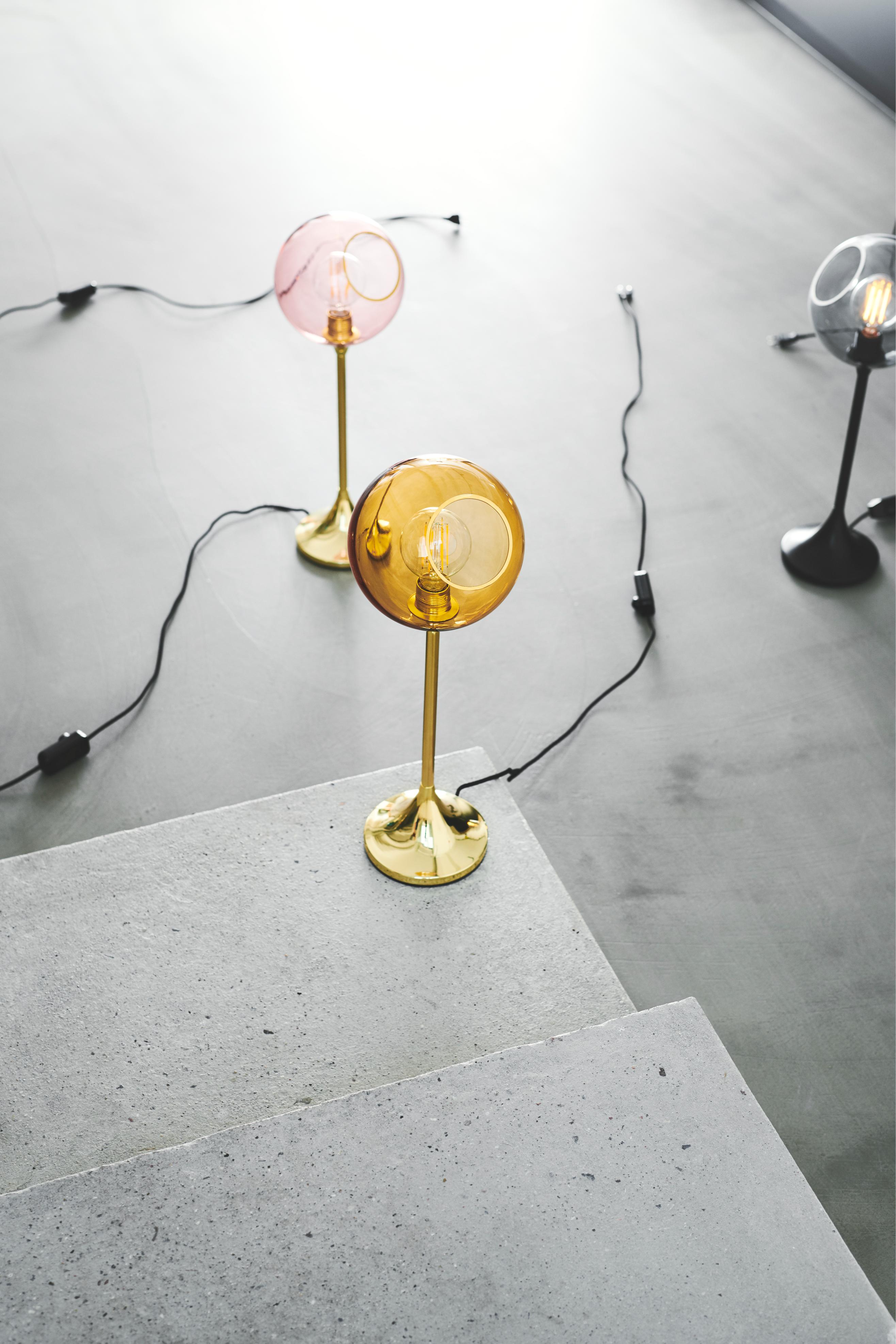 Lampa stołowa BALLROOM bursztynowy ze złotą podstawą