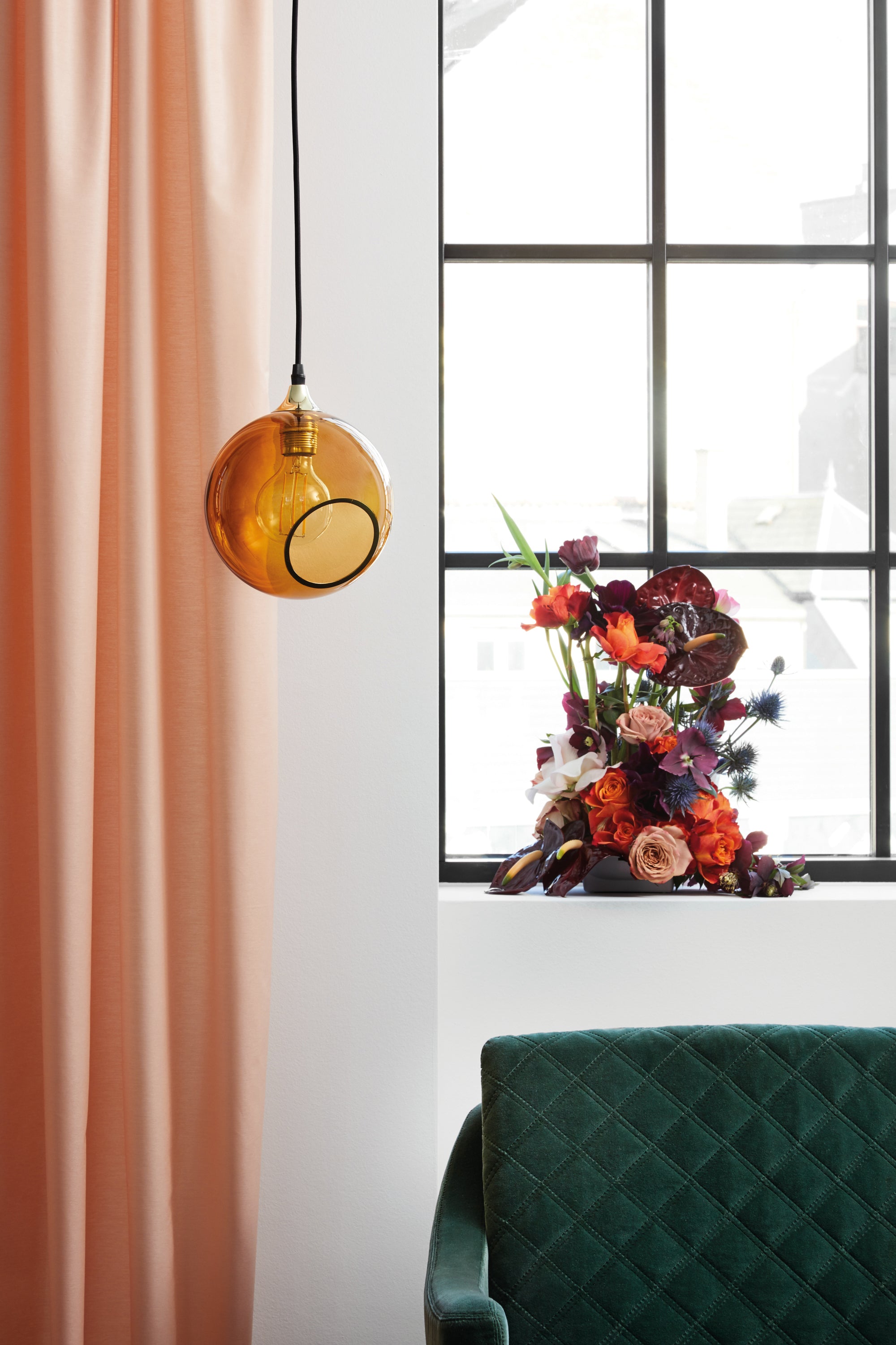 Lampa wisząca BALLROOM bursztynowy ze złotym wykończeniem