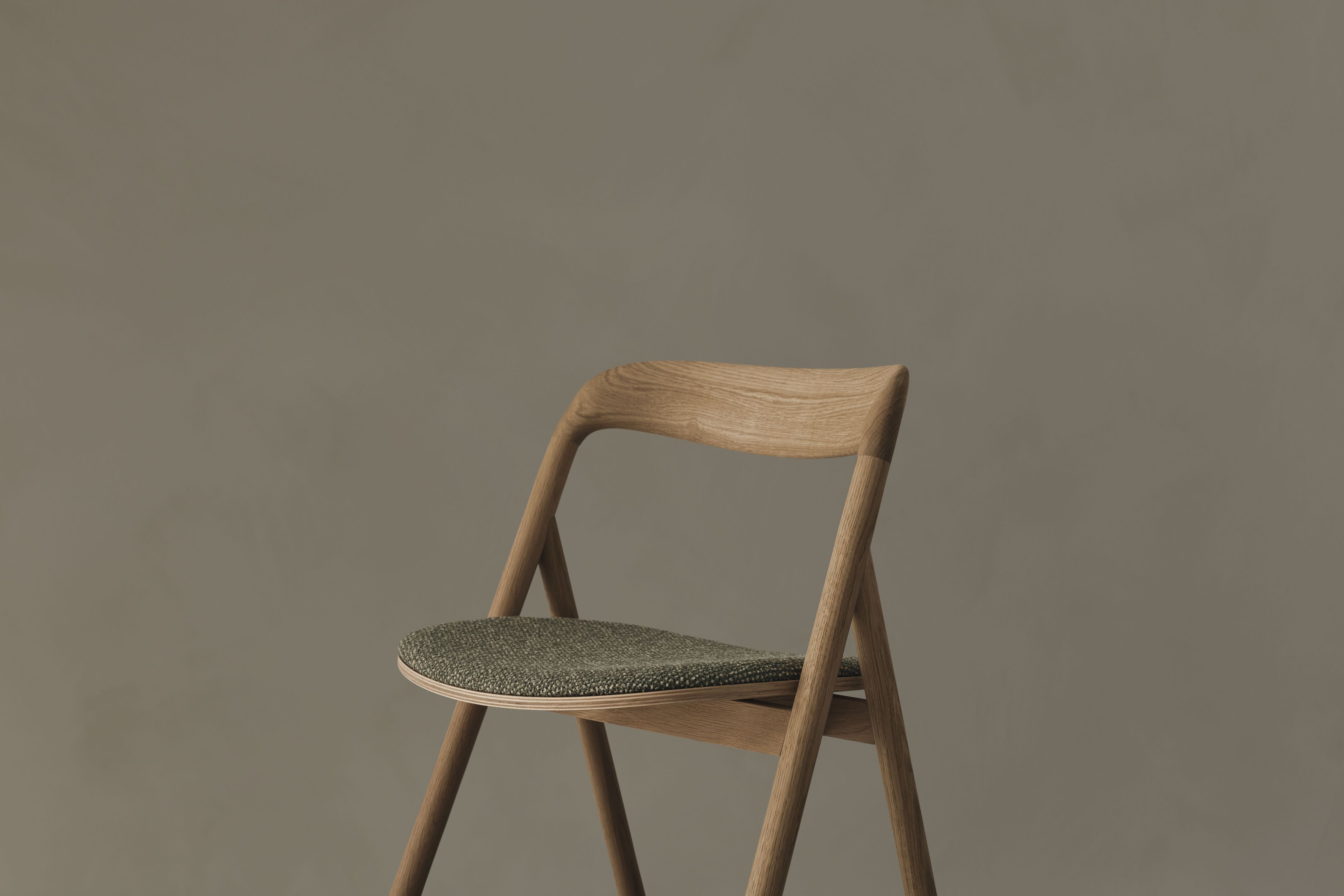 Fenri chair upholstered with an oak base