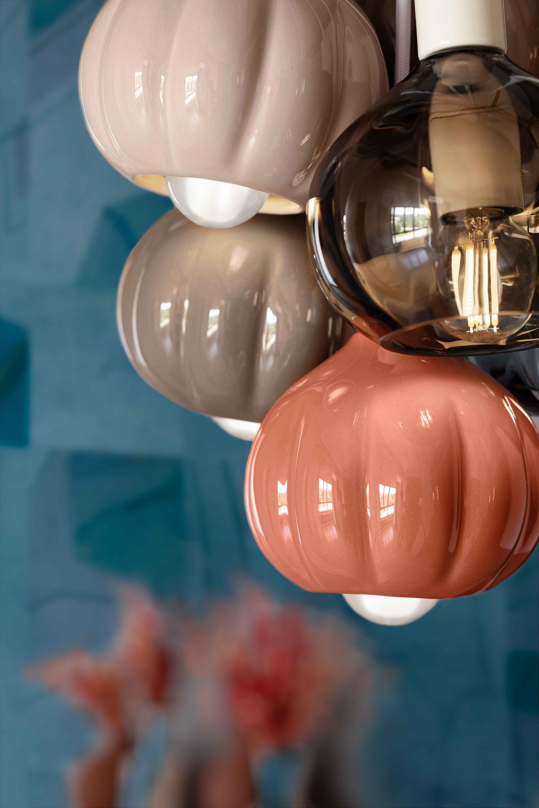 Pendelleuchte AFOXÉ beige mit orange und moka