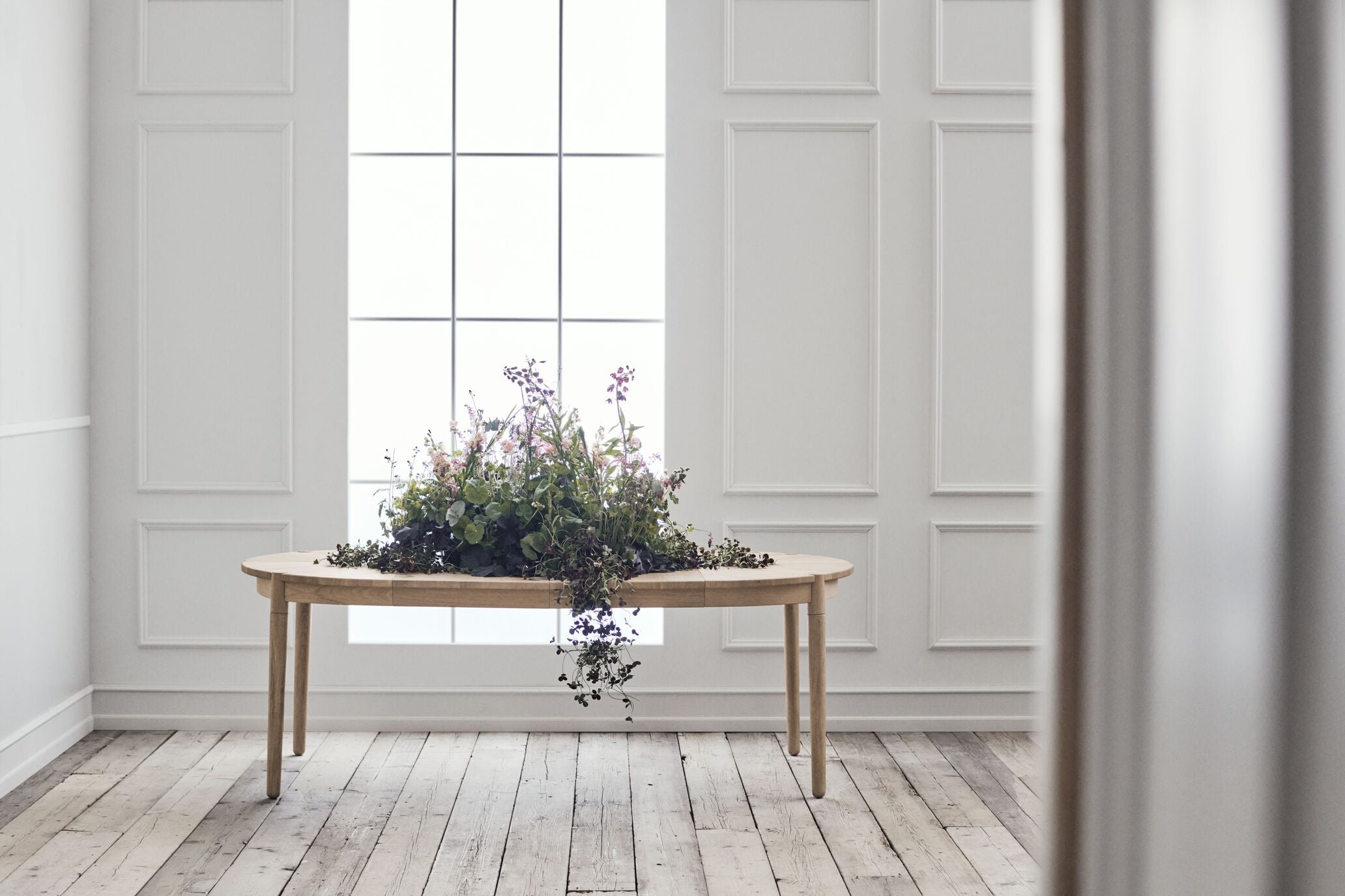 Round Fusion Fusion Table Black Oak wood