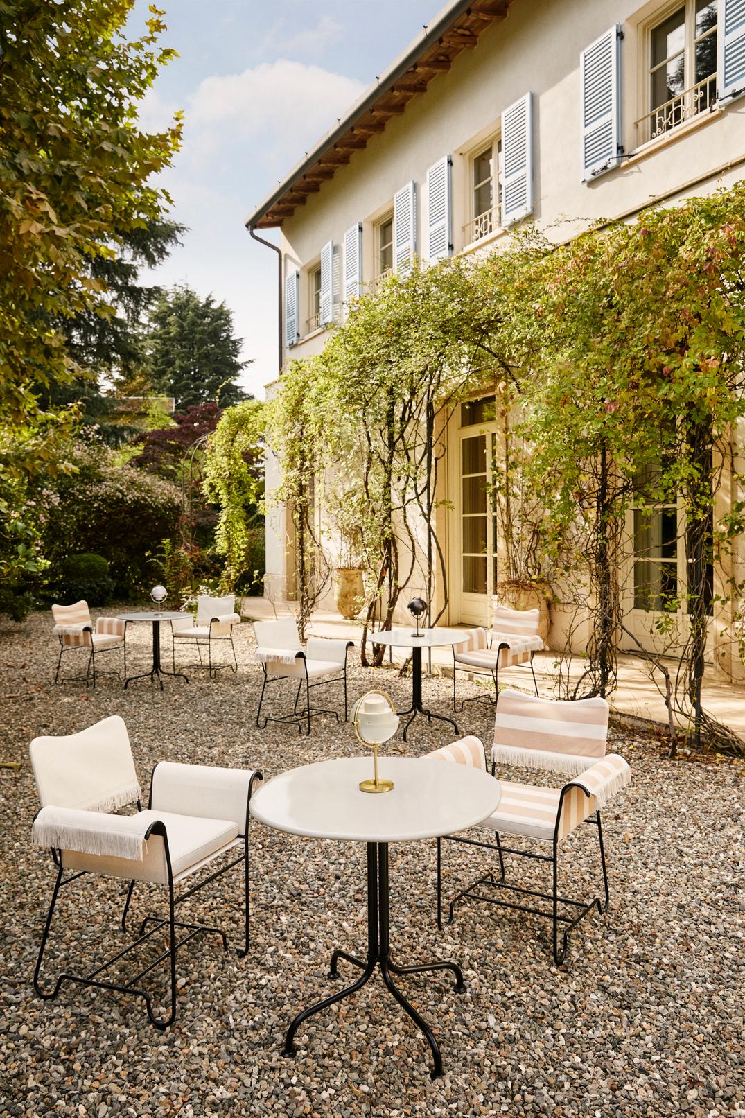 TROPIQUE Gartenstuhl, beige, mit schwarzem Stahlgestell