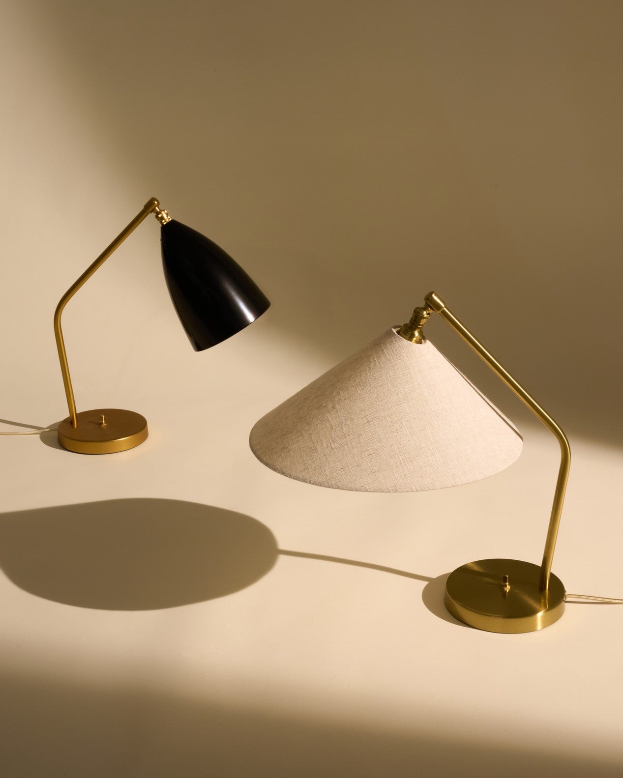 Tischlampe GRÄSHOPPA schwarzer glänzender Schirm mit goldenem Fuß