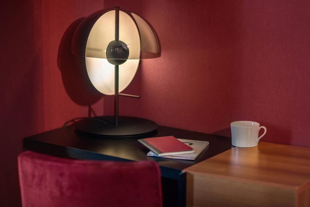 Lampa stołowa THEIA czarny Marset    Eye on Design