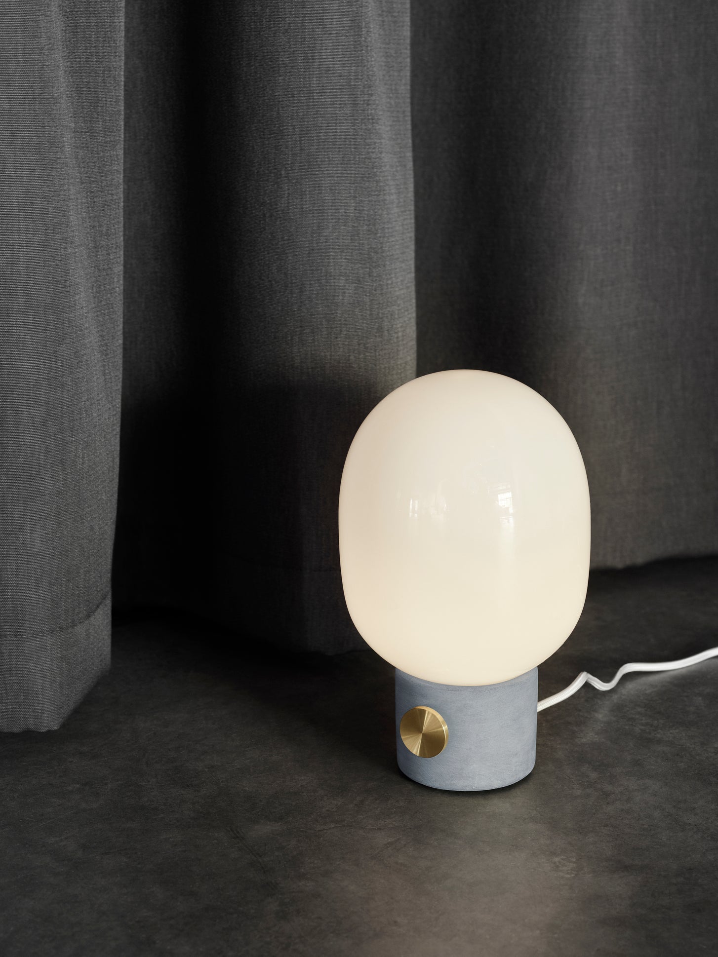 Lampa stołowa JWDA dmuchane szkło z mosiężną podstawą