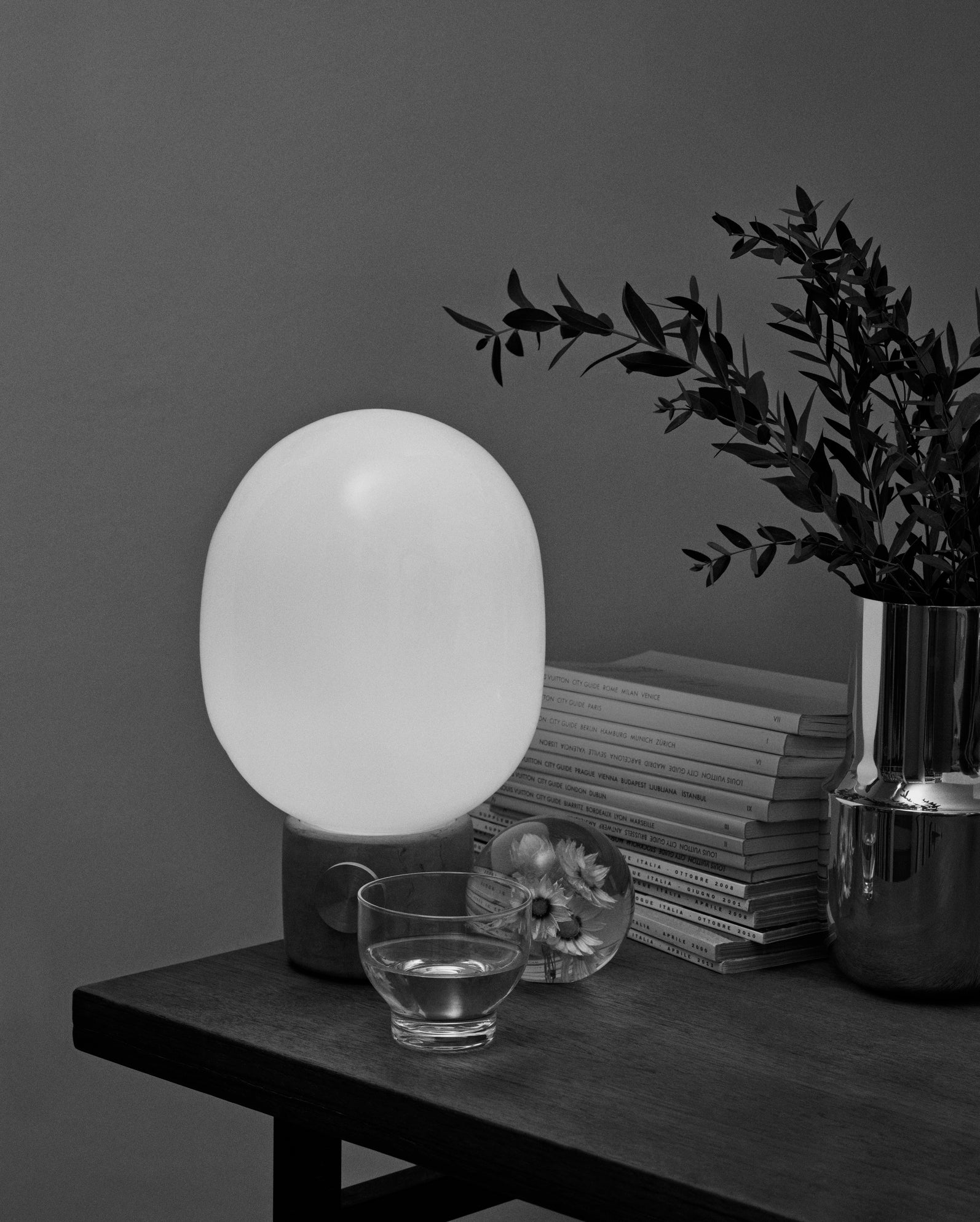 Lampa stołowa JWDA dmuchane szkło z mosiężną podstawą