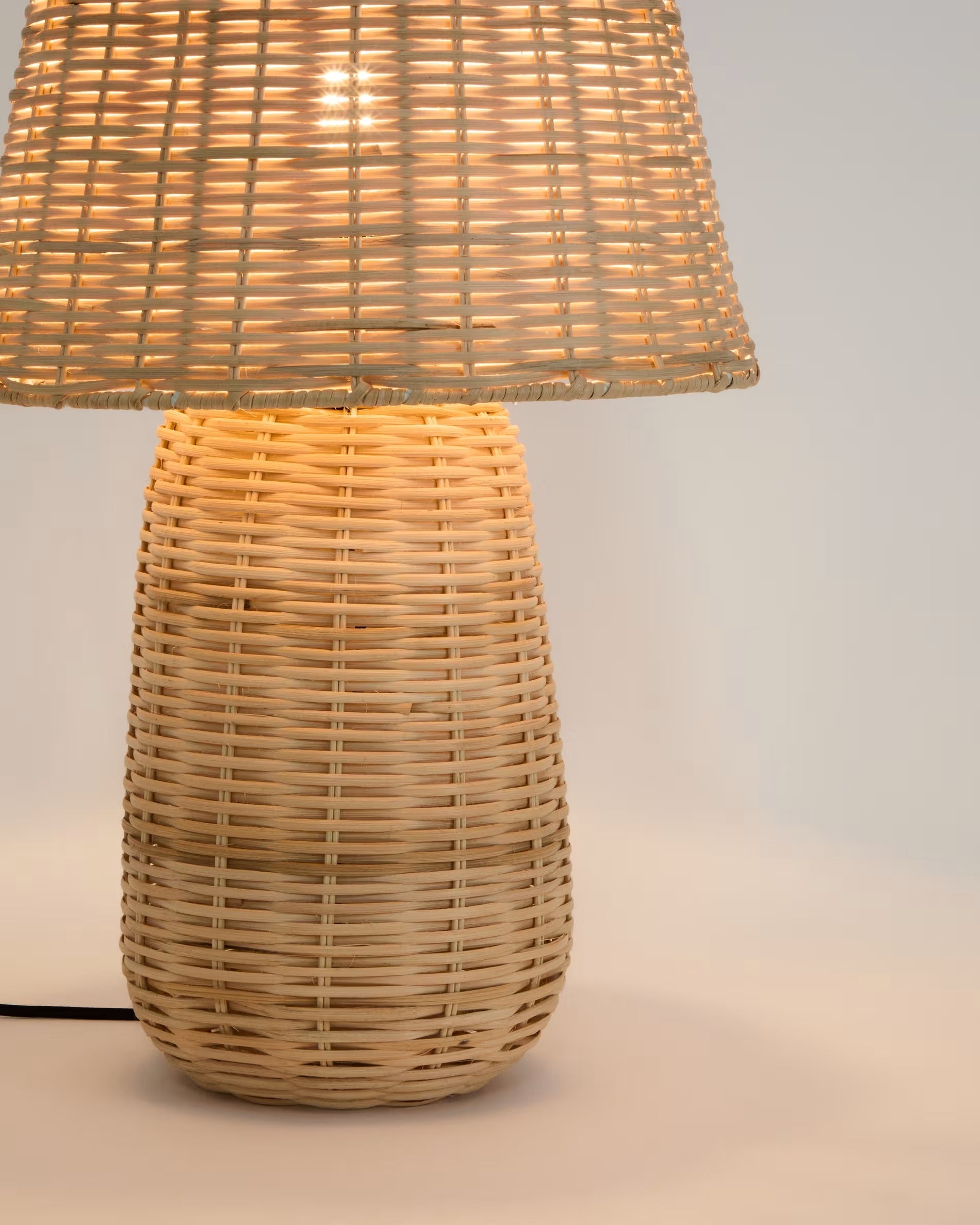 NEUDA Rattan-Tischlampe