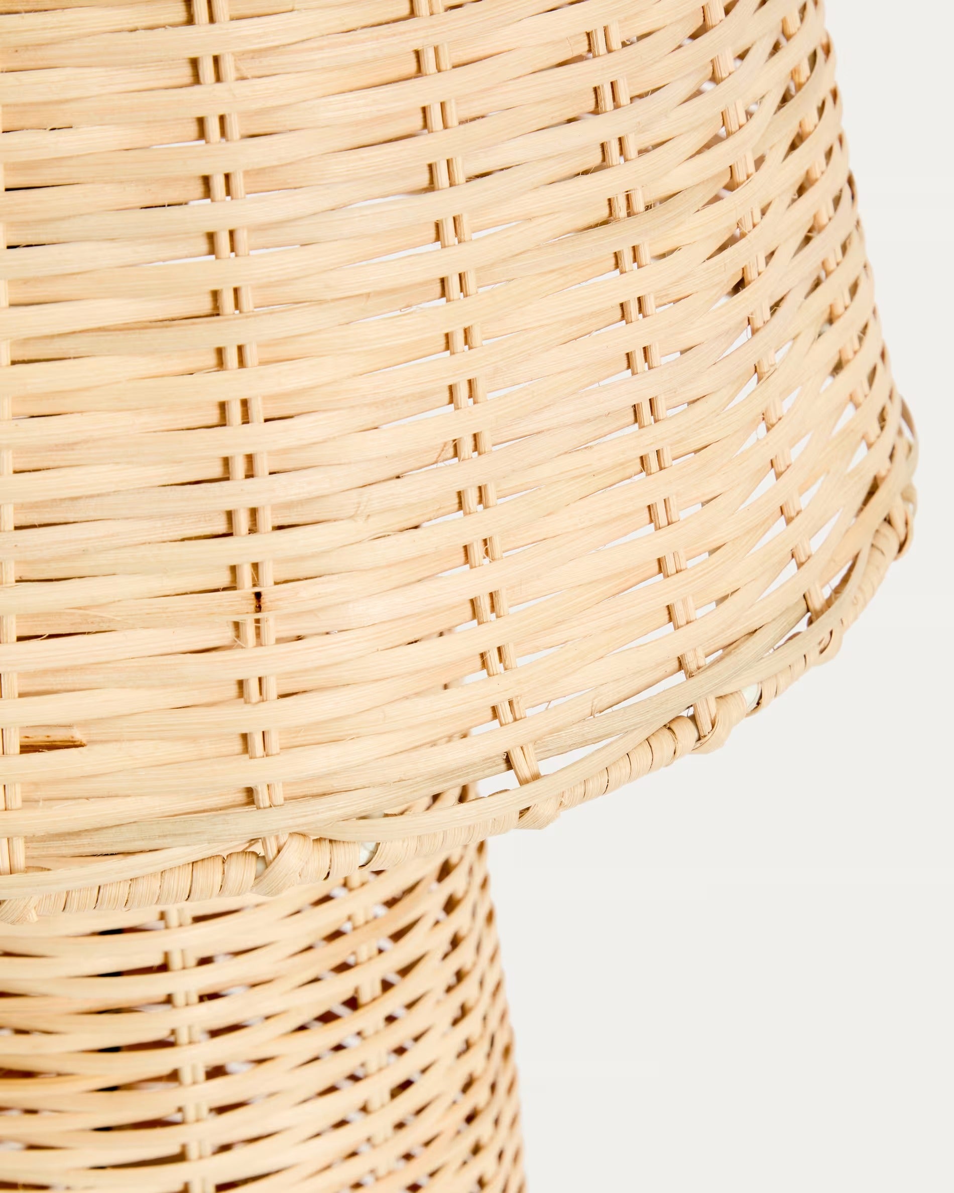 NEUDA Rattan-Tischlampe