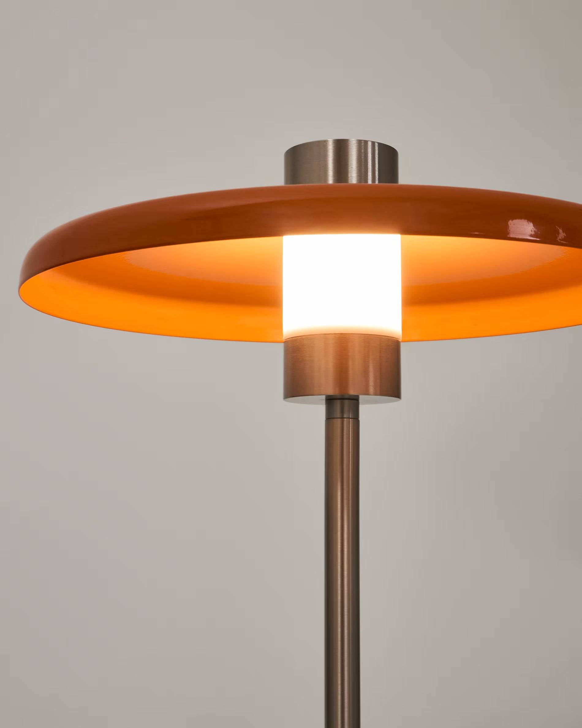 Lampa podłogowa NUVIRA pomarańczowy ze srebrną podstawa