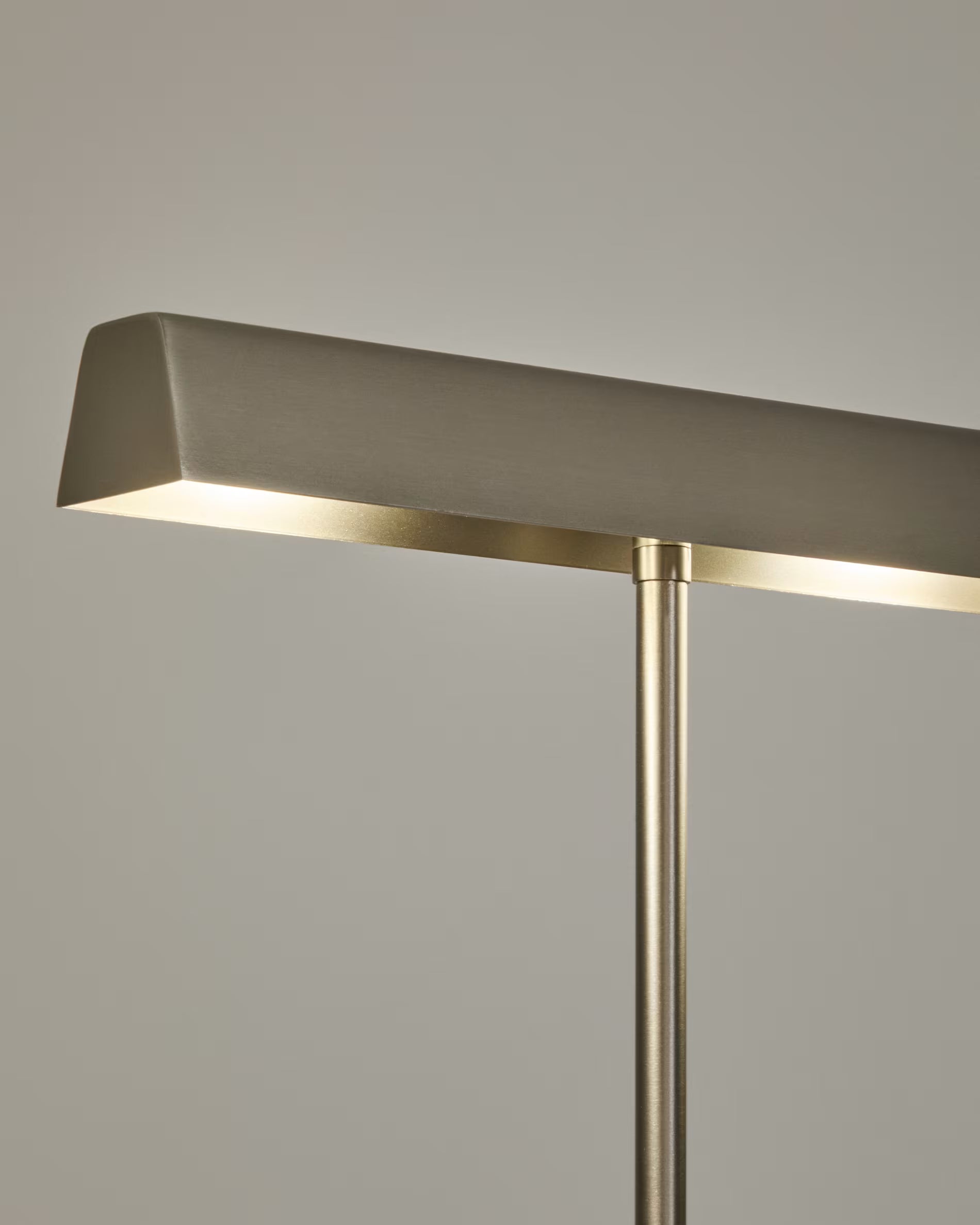 Lampa podłogowa LYNOR srebrny z białą marmurową podstawą