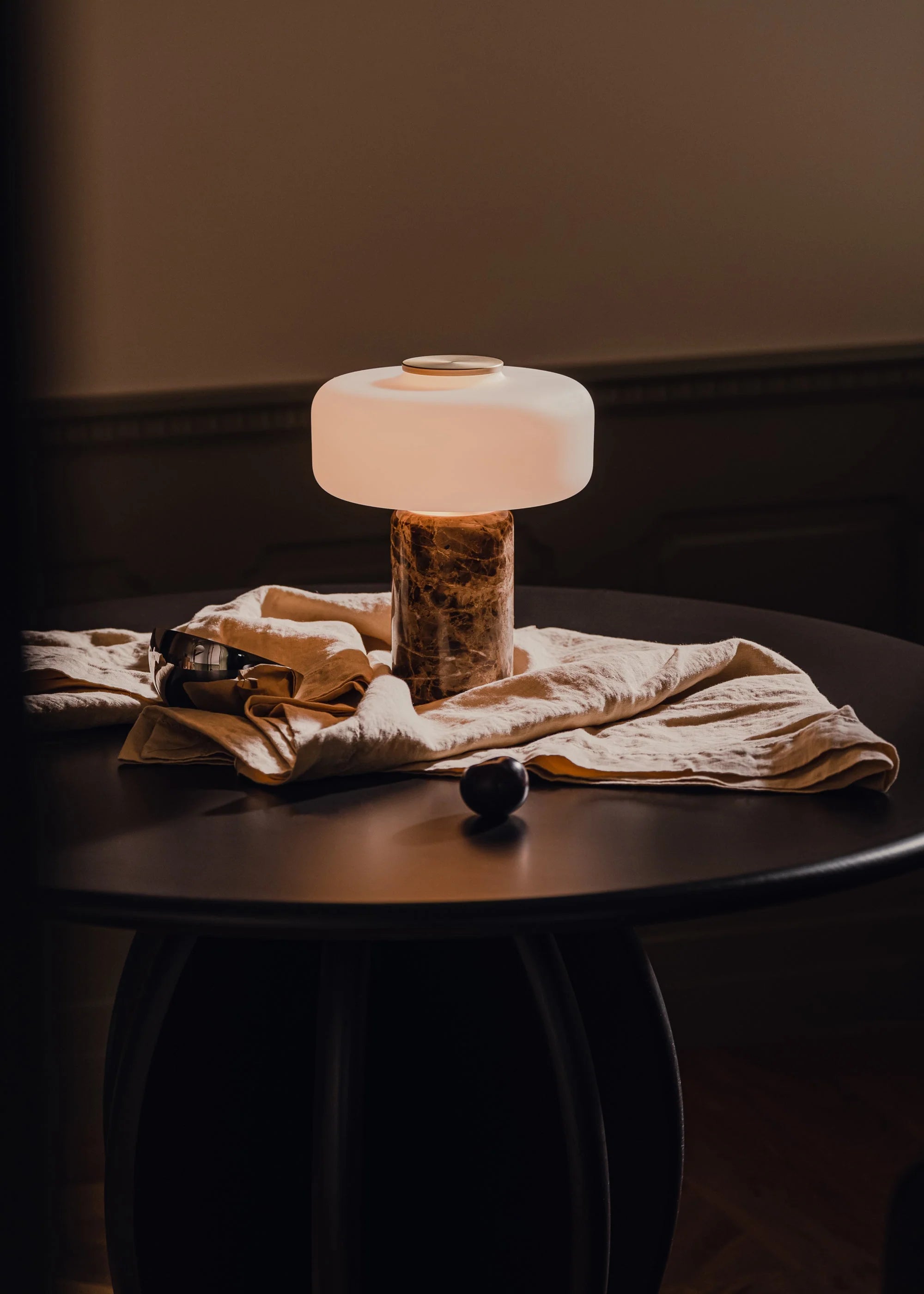 Lampa stołowa FONTE brązowy marmur