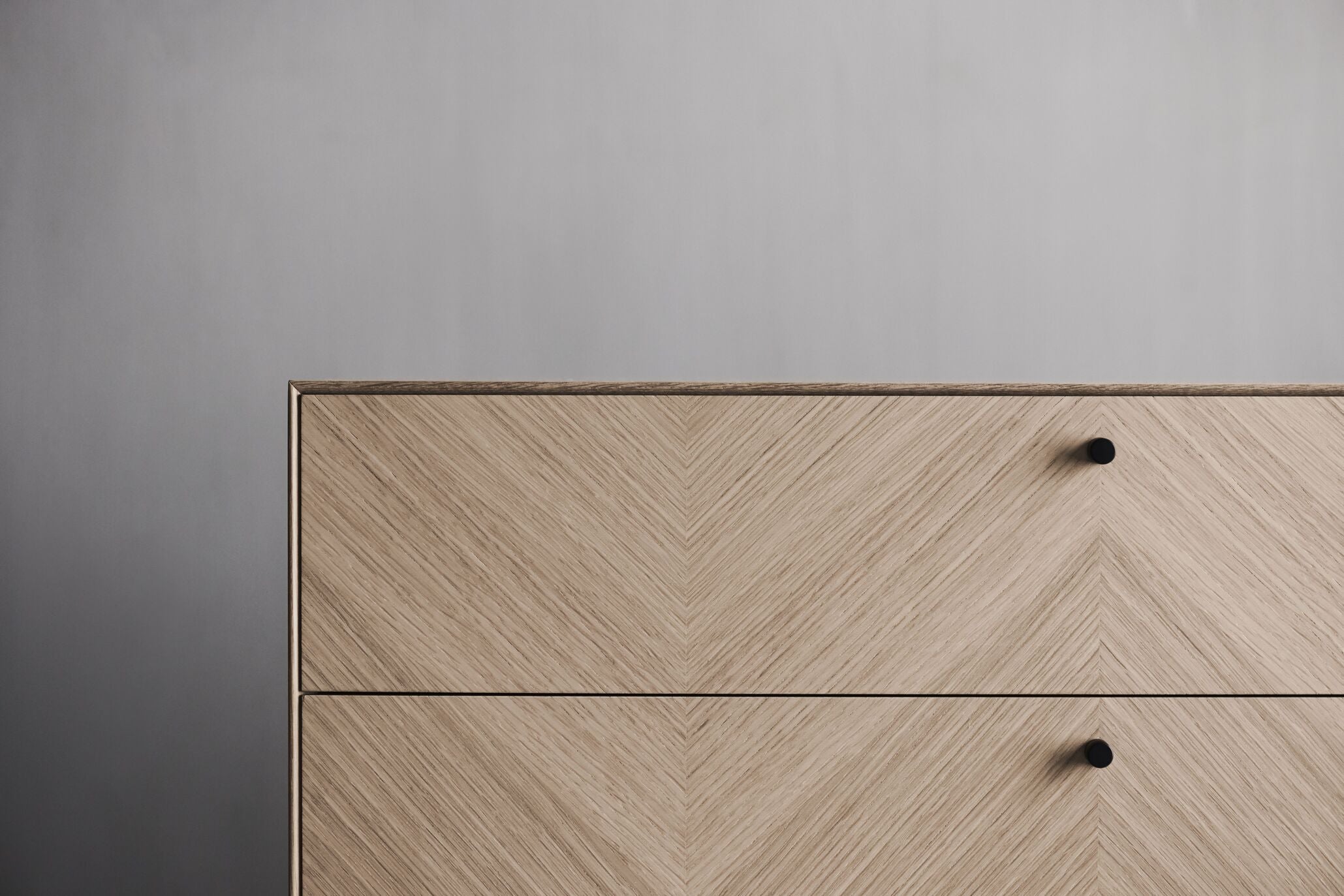 Luxus Sideboard Eiche Holz mit einer schwarzen Basis