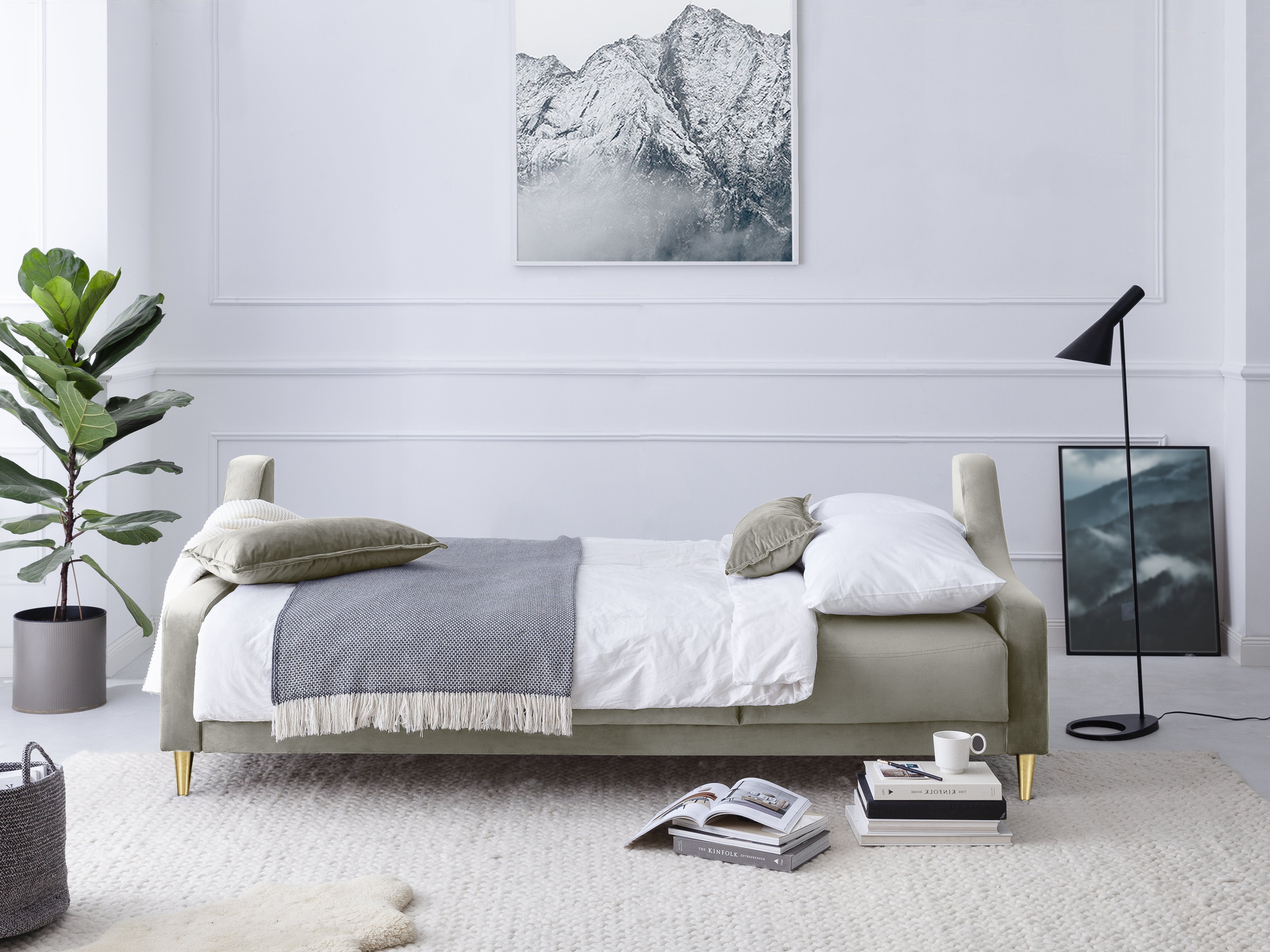 Sofa aksamitna z funkcją spania FREESIA jasnobeżowy ze złotą podstawą Mazzini Sofas    Eye on Design