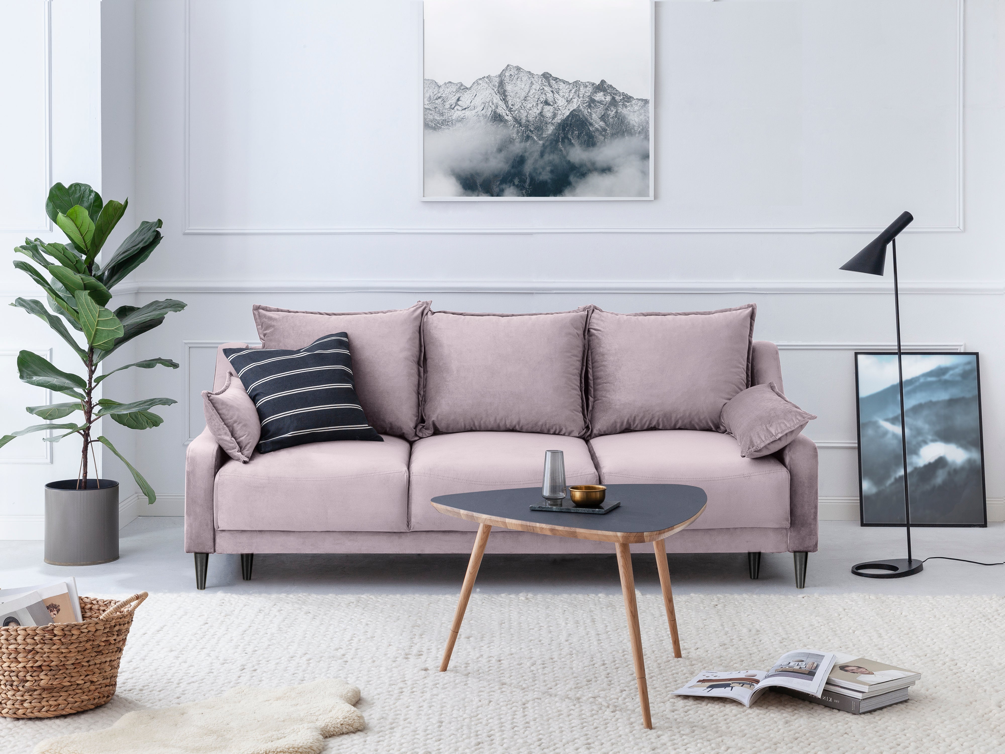 Sofa aksamitna z funkcją spania FREESIA lawendowy z czarną podstawą Mazzini Sofas    Eye on Design
