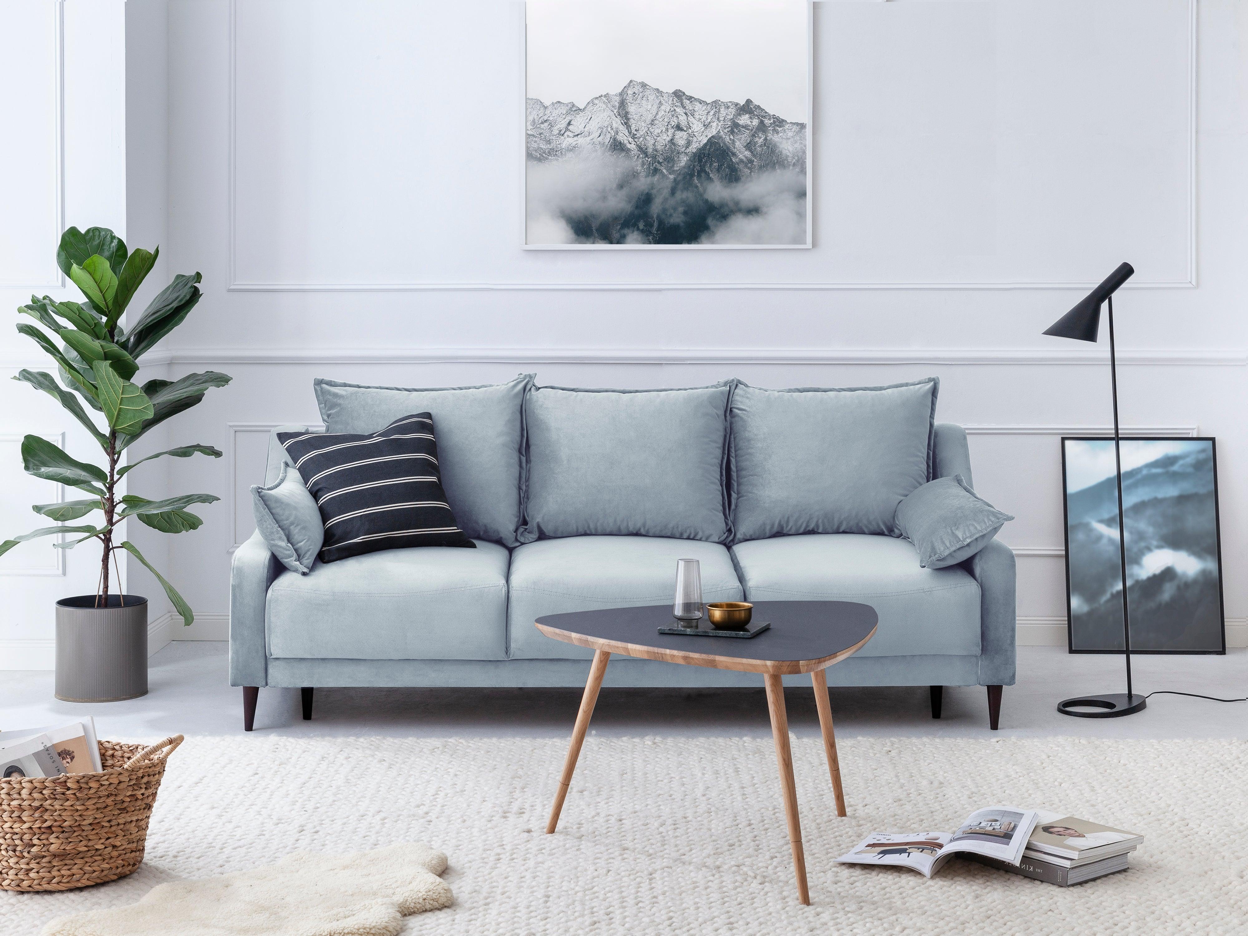 Sofa aksamitna z funkcją spania FREESIA jasnoniebieski z ciemnobrązową podstawą Mazzini Sofas    Eye on Design
