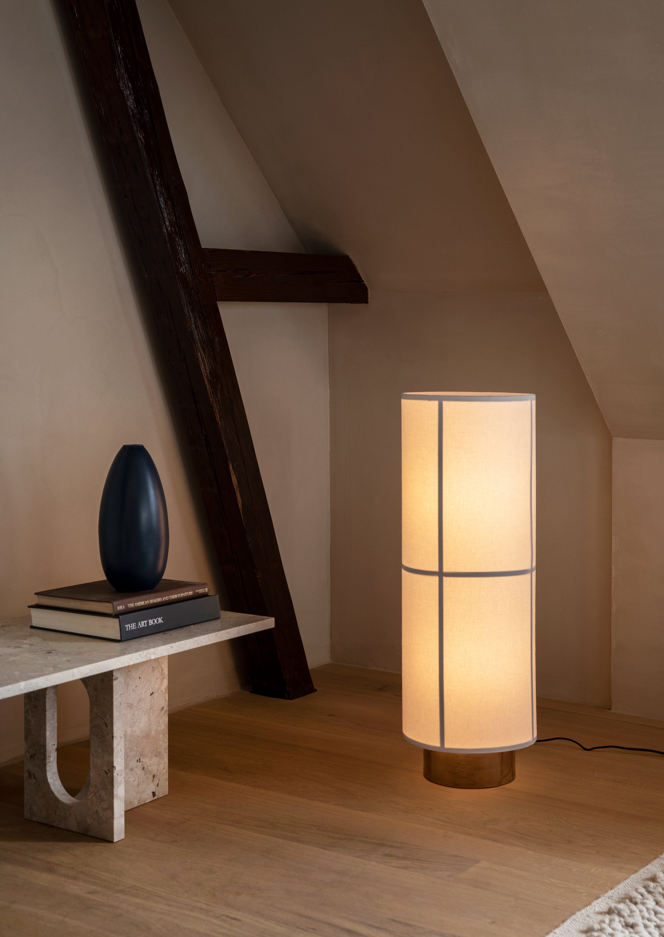 Lampa podłogowa HASHIRA len z jesionową podstawą