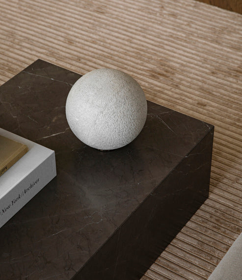 Stolik kawowy PLINTH piaskowy kamień