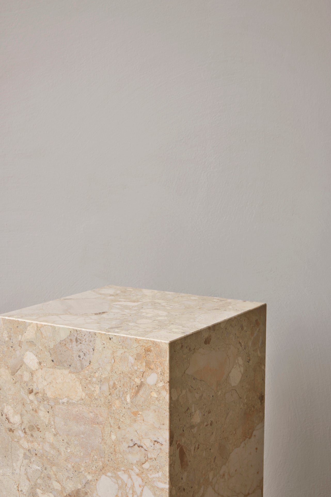 Stolik boczny PLINTH piaskowy kamień