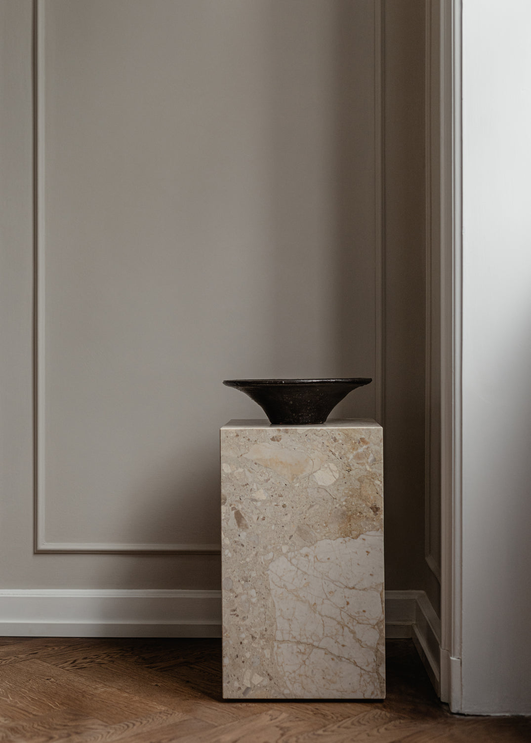 Stolik boczny PLINTH piaskowy kamień