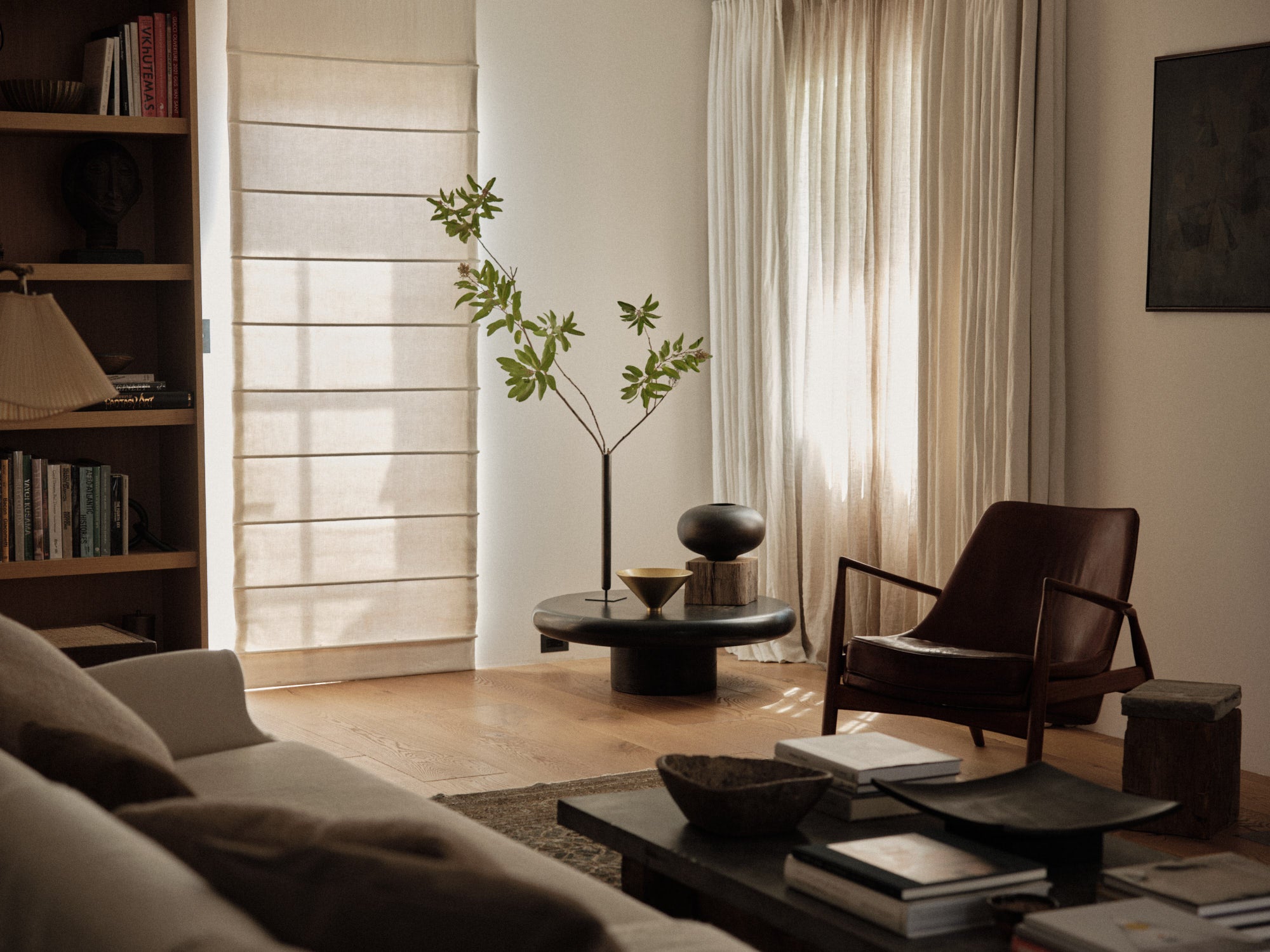 THE SEAL armchair gray with walnut base [Julia]