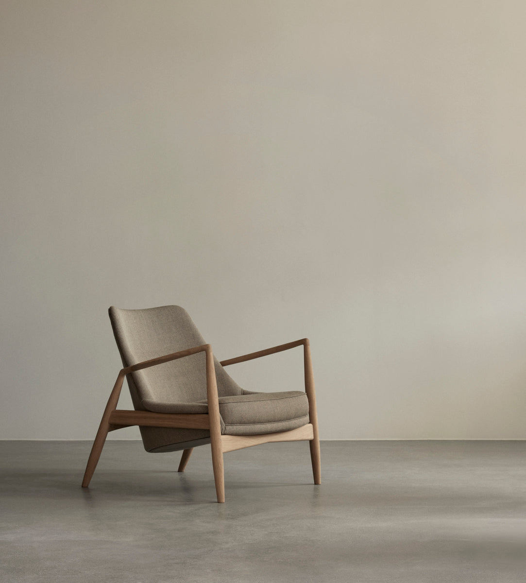 THE SEAL armchair gray with walnut base [Julia]