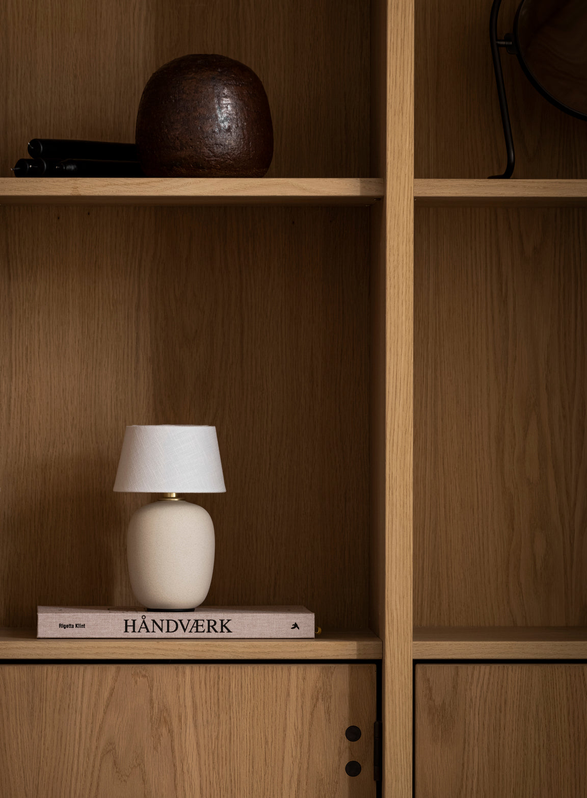 Lampa przenośna TORSO piaskowa ceramika z białym kloszem