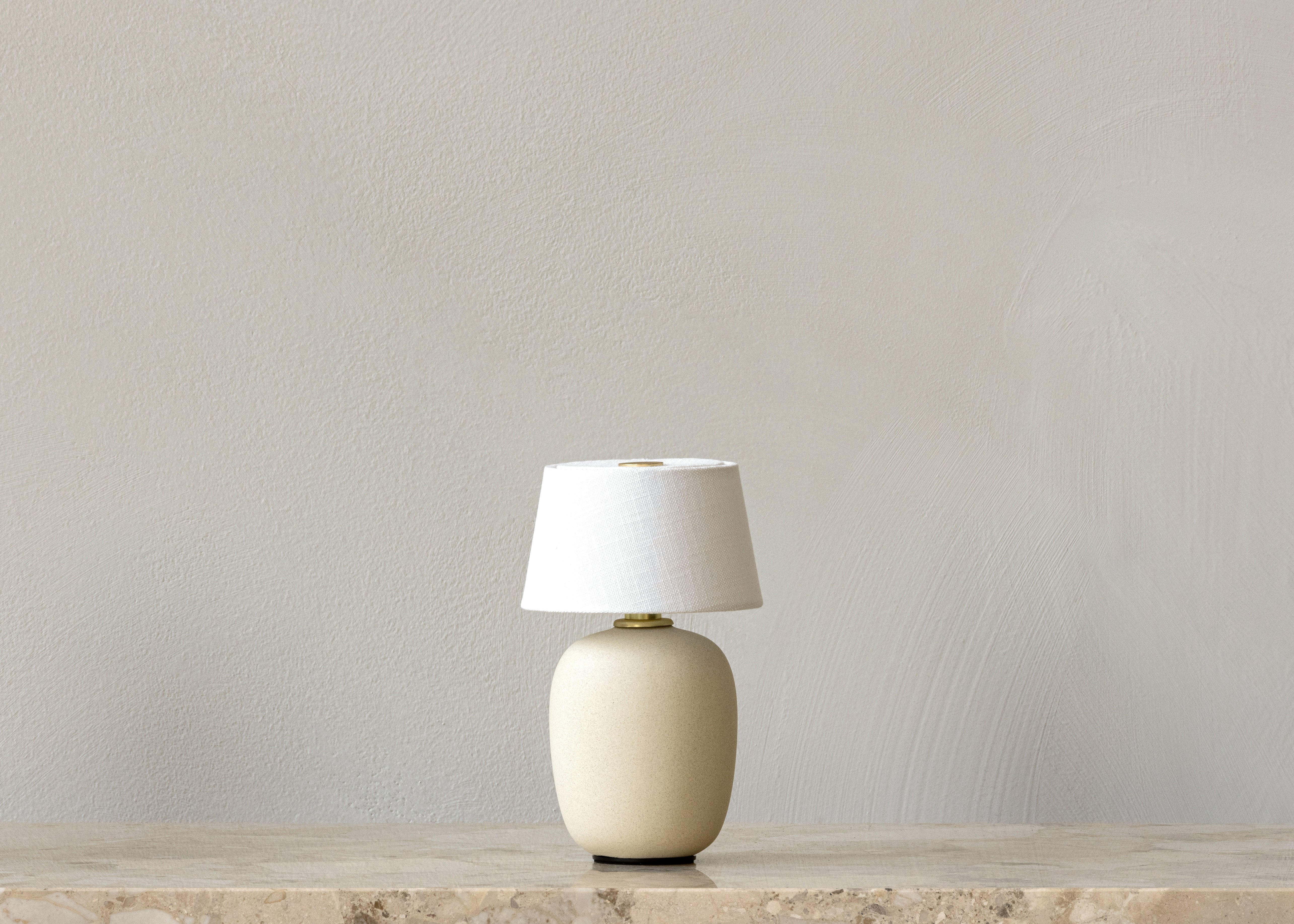 Lampa przenośna TORSO piaskowa ceramika z białym kloszem