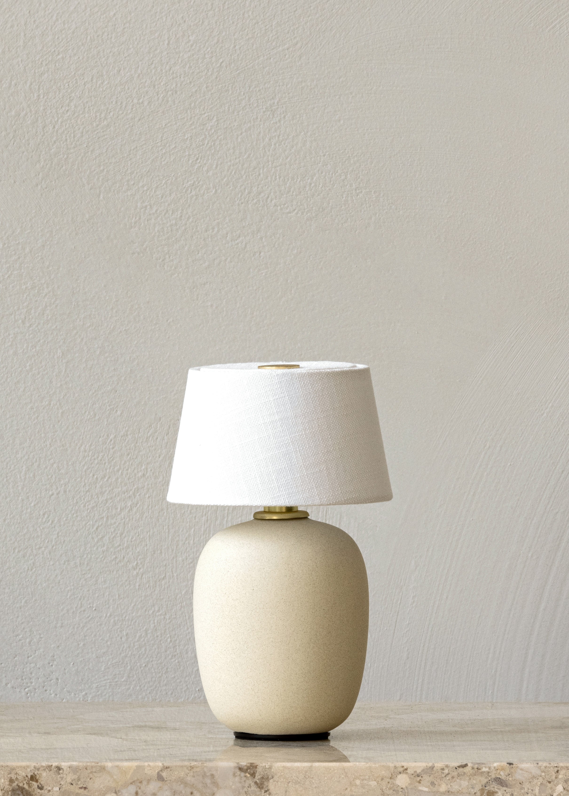 Lampa przenośna TORSO piaskowa ceramika z białym kloszem