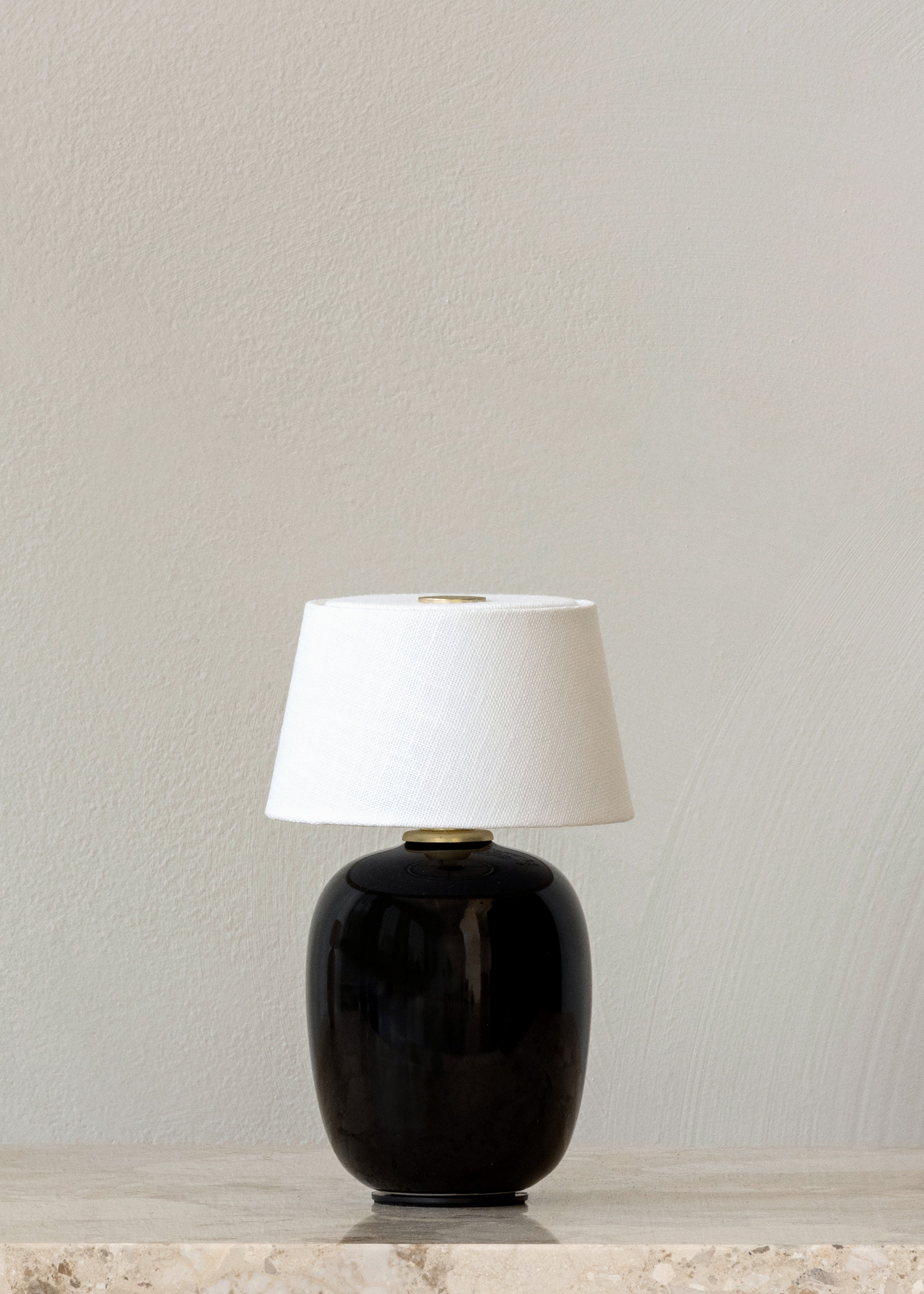 Lampa przenośna TORSO czarna ceramika z białym kloszem
