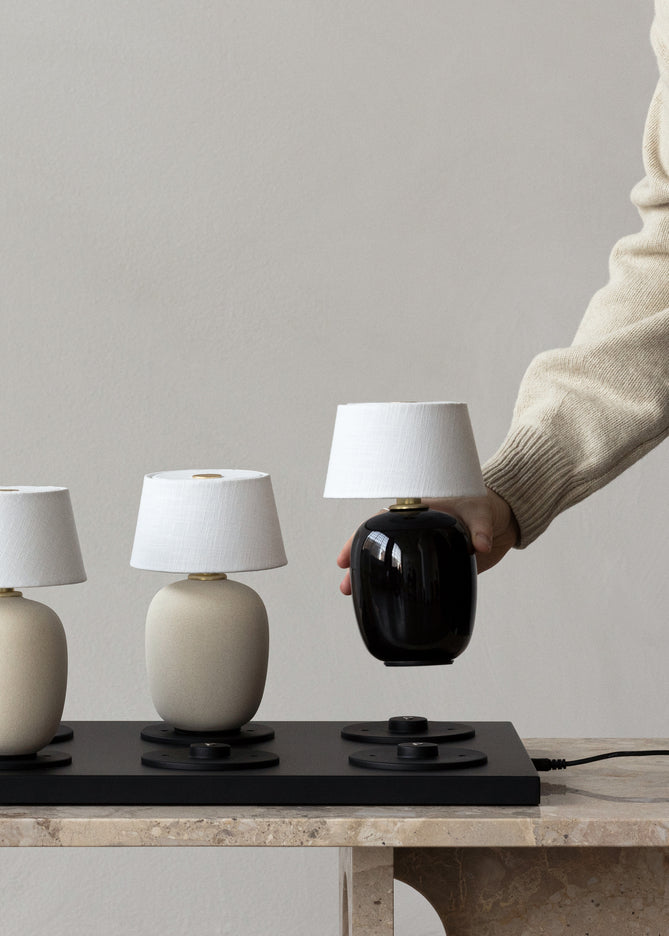 Lampa przenośna TORSO piaskowa ceramika z białym kloszem