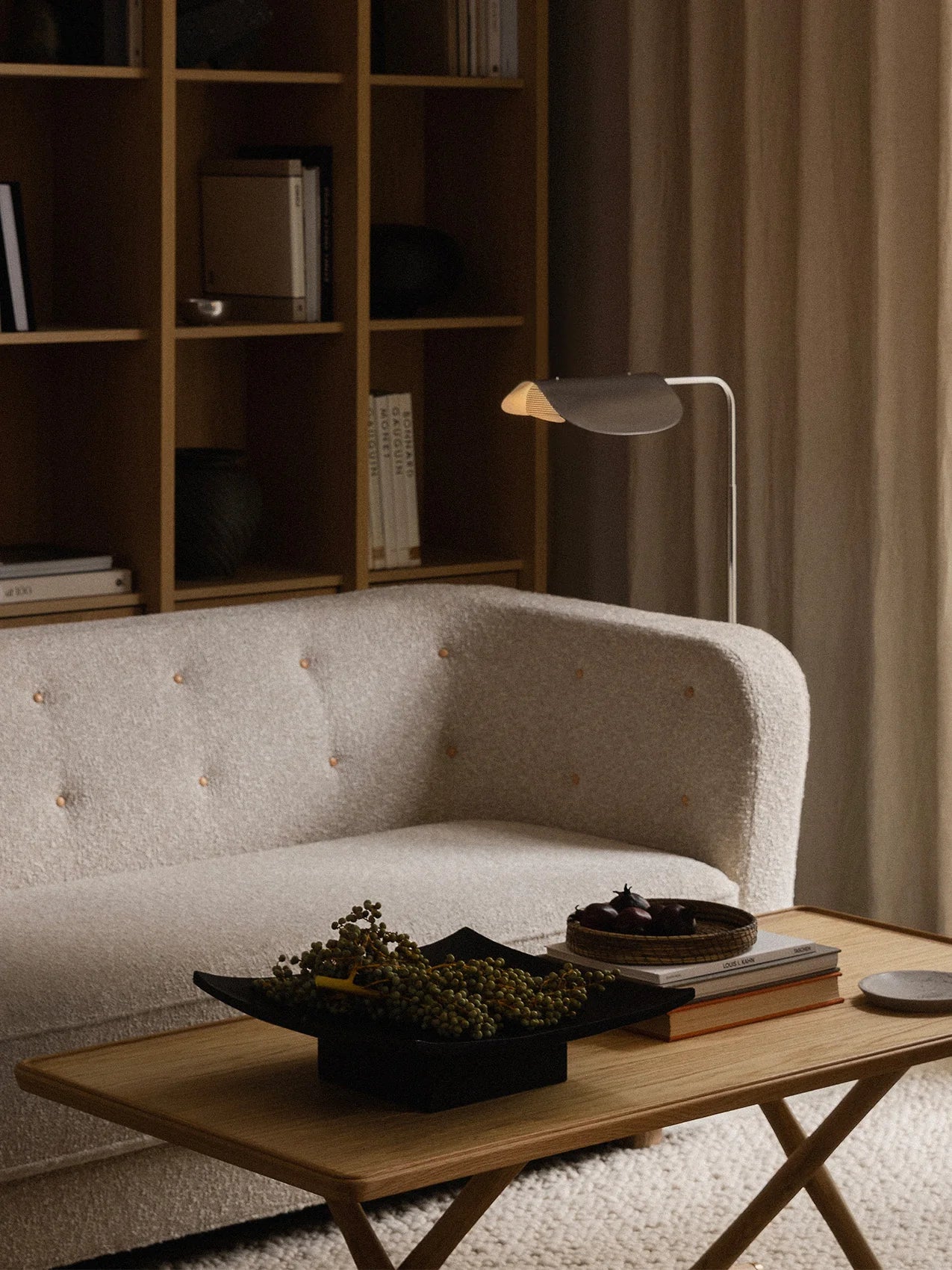 Sofa VILHELM beige mit Eichenbasis