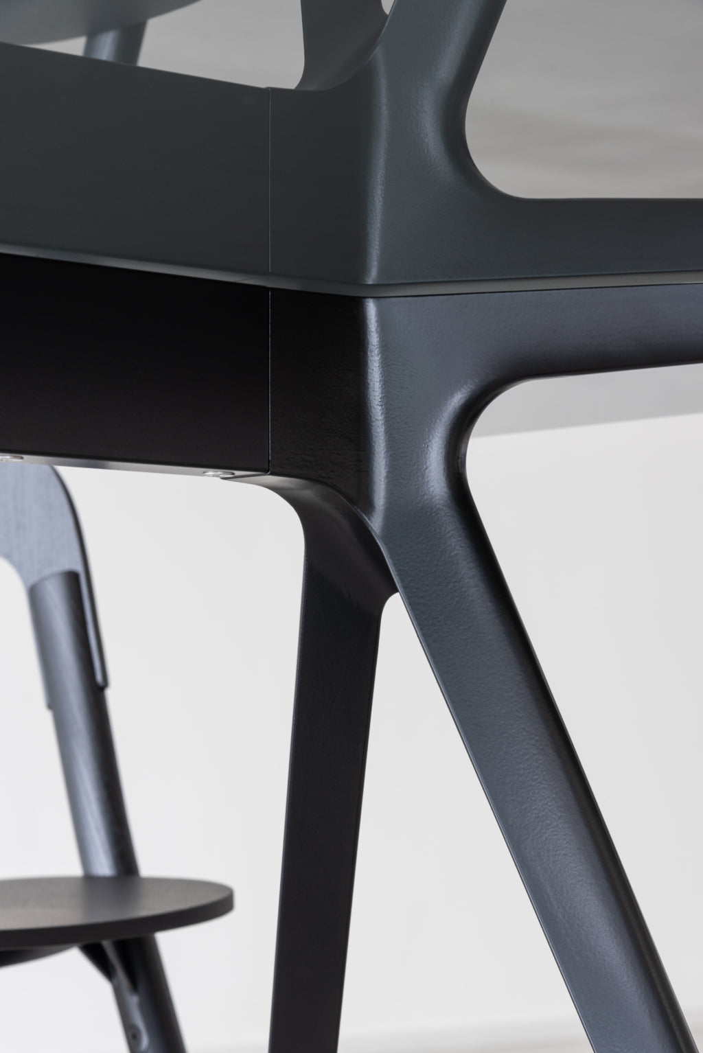 BAGUETTE table with a black aluminum base