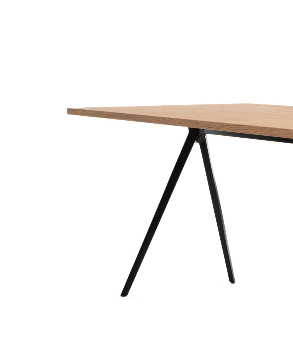 BAGUETTE table with a black aluminum base