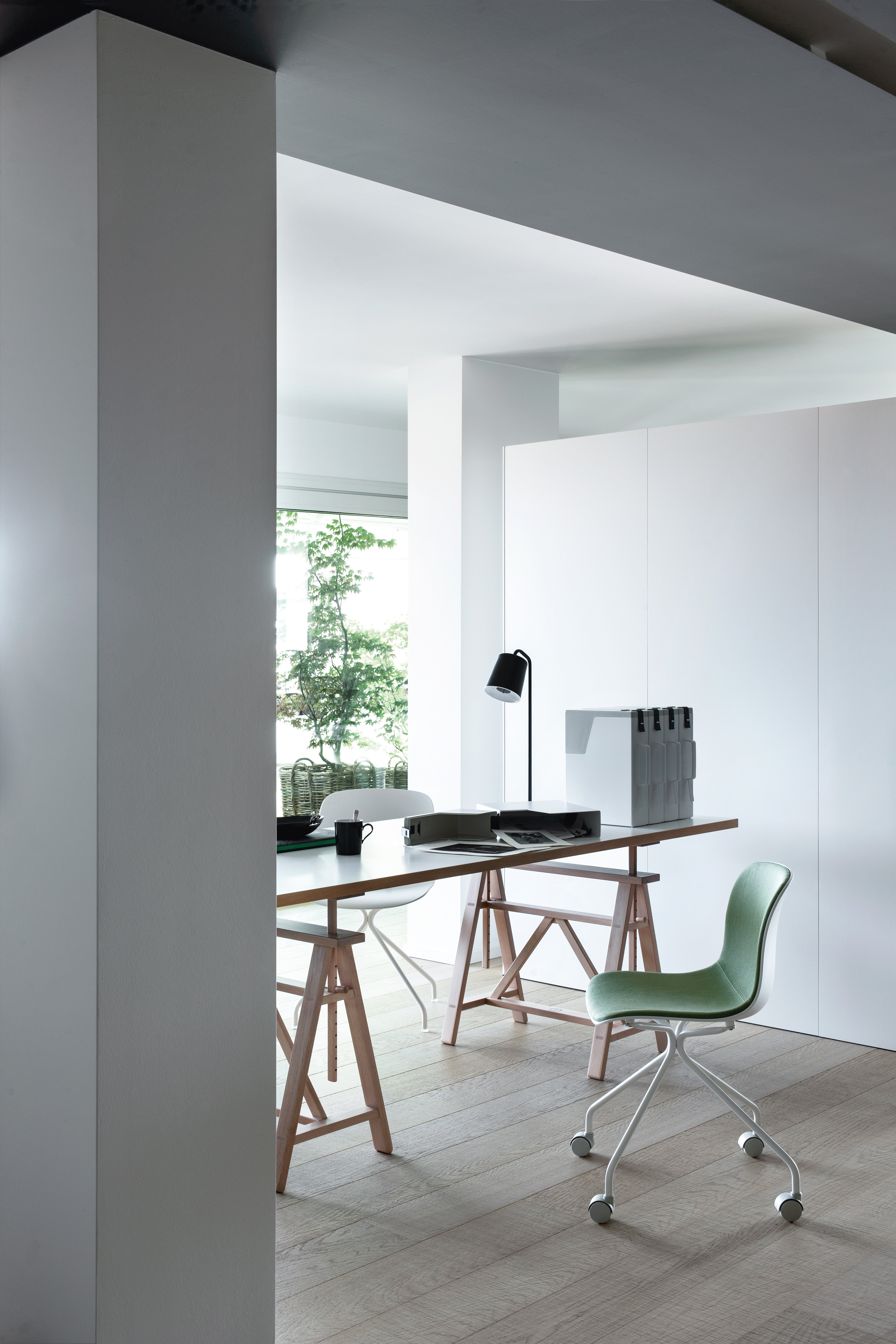 TEATRO adjustable table with a glass top and wooden base
