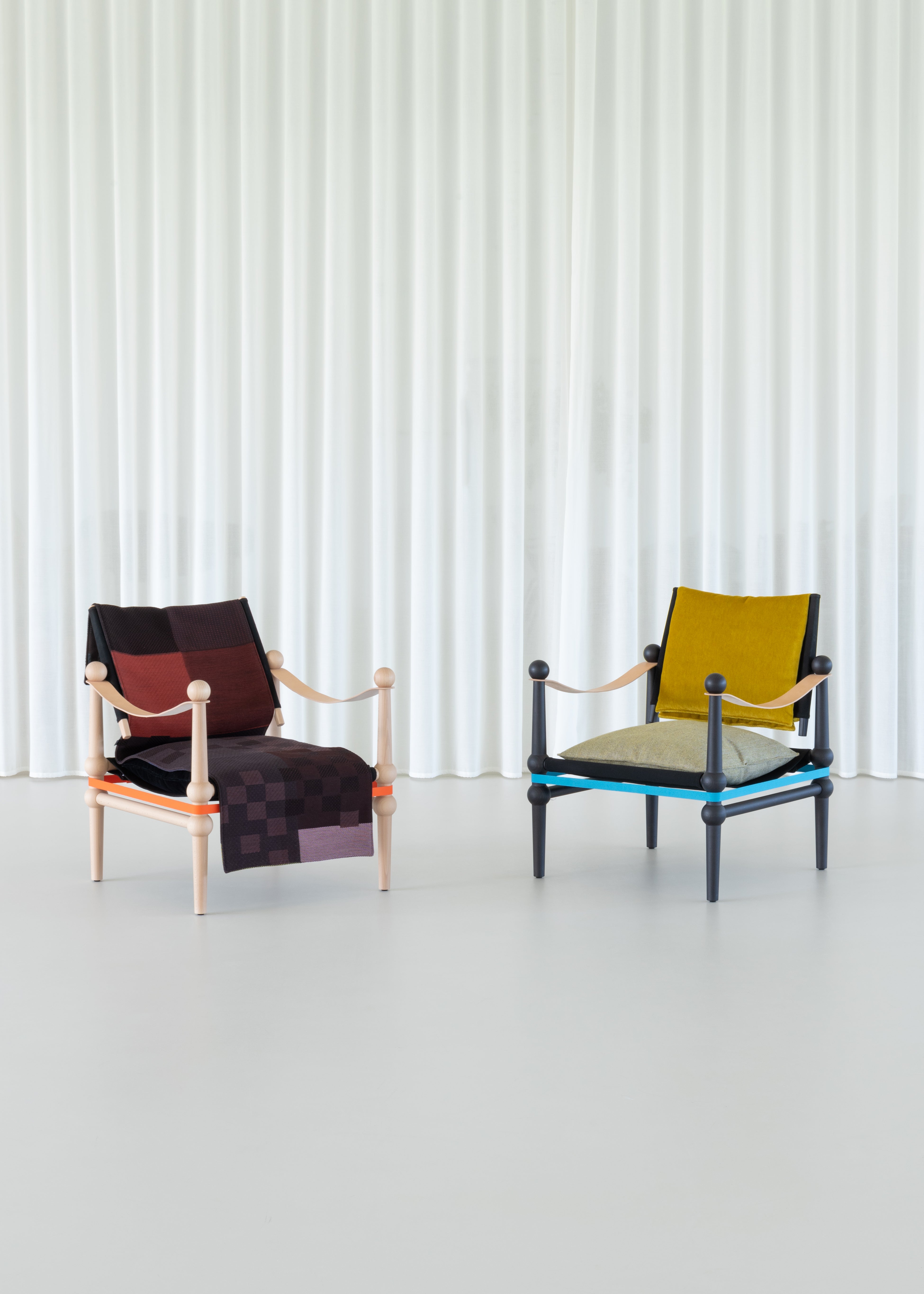 TWAIN Deckensessel braun und blau mit schwarzem Buchengestell