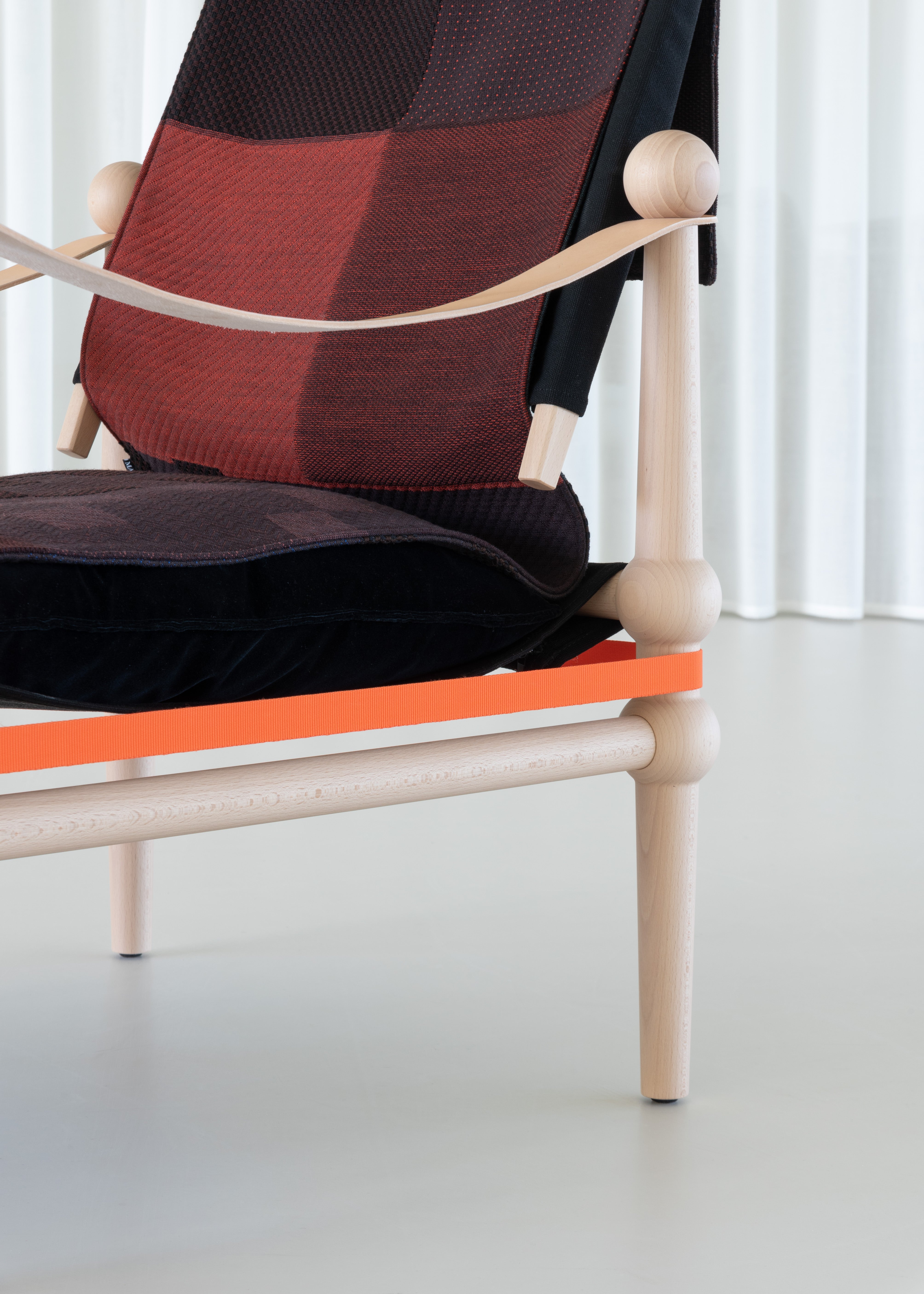 TWAIN Deckensessel in Braun und Lila mit hellem Buchengestell