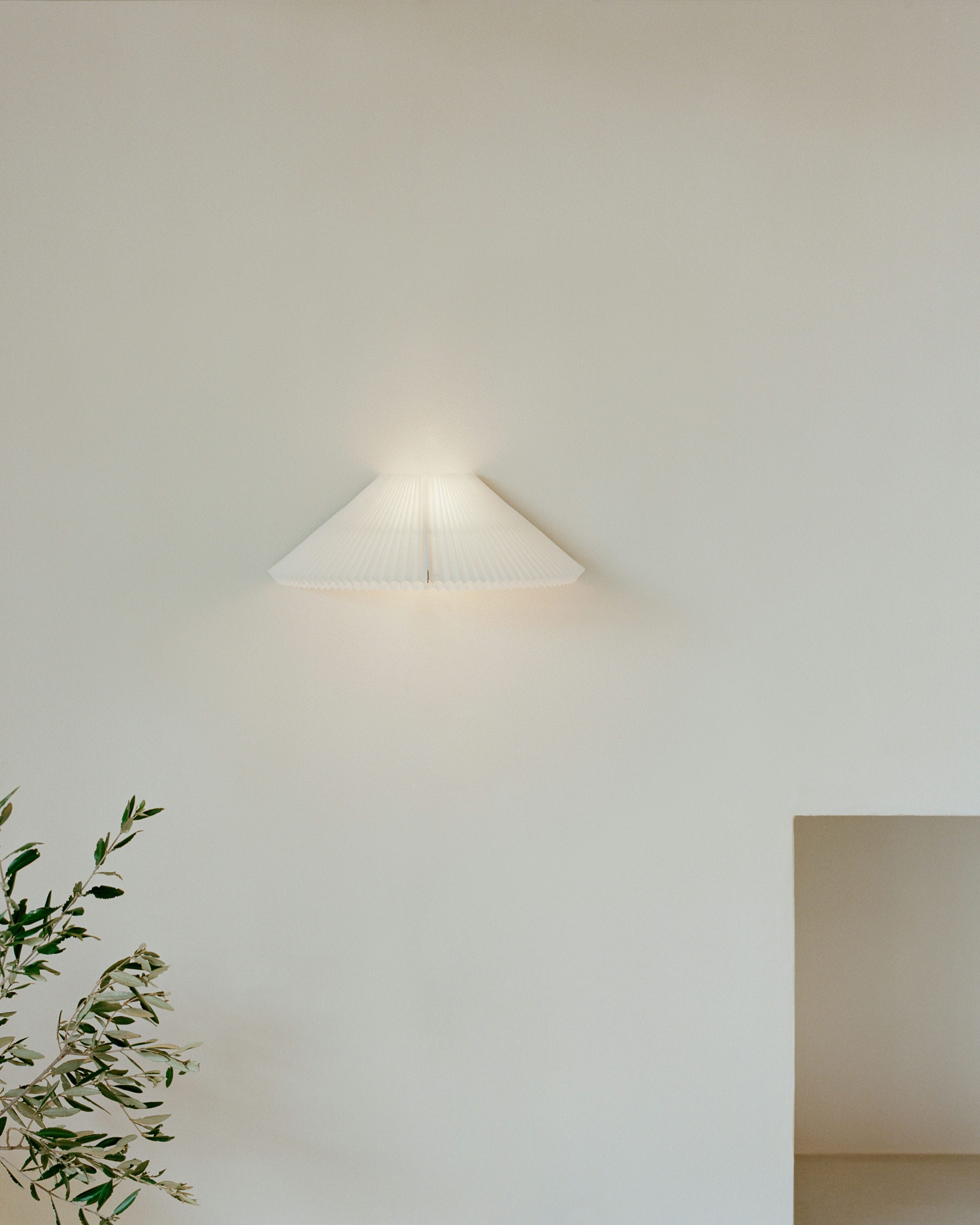 White Nebra wall lamp