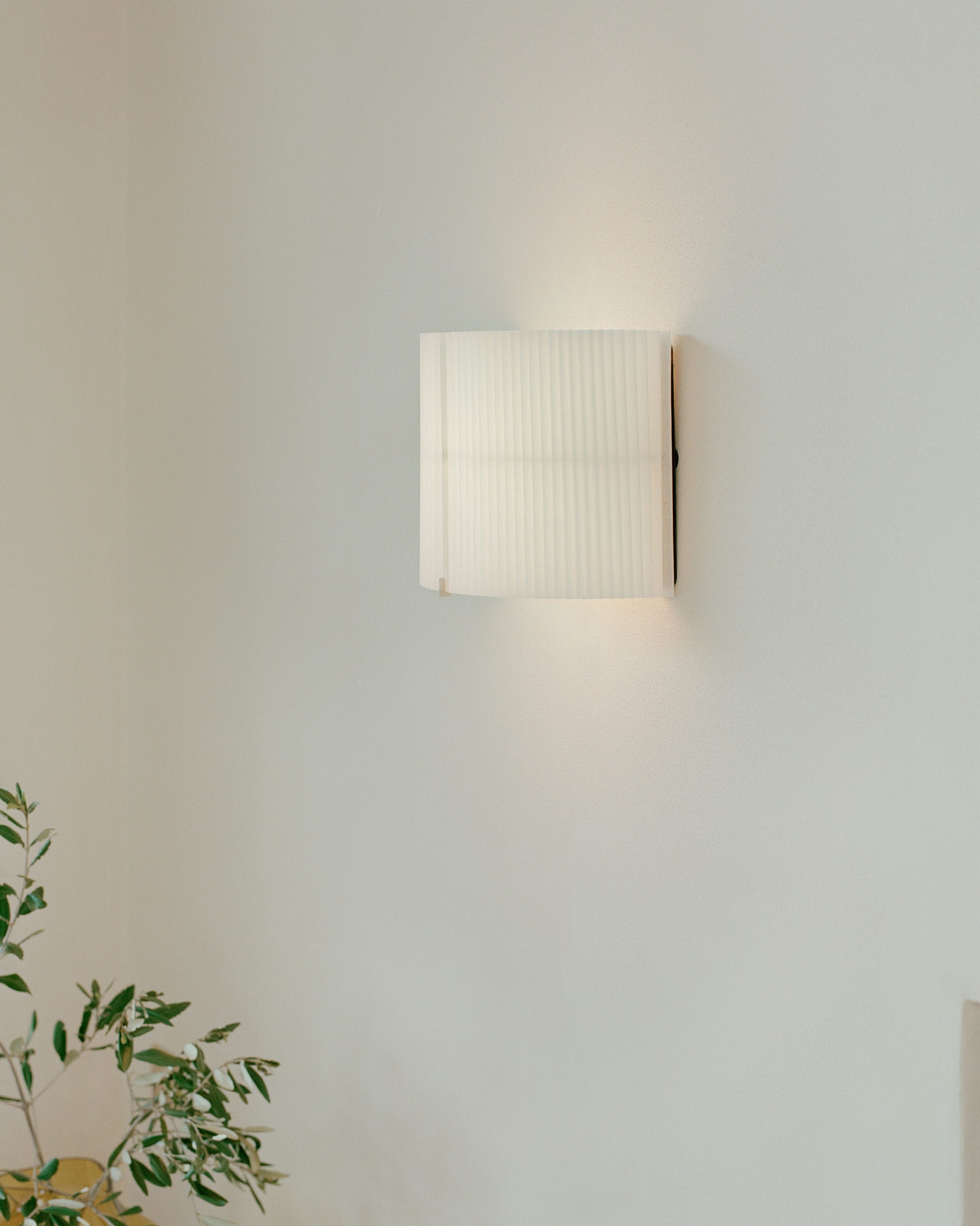 White Nebra wall lamp