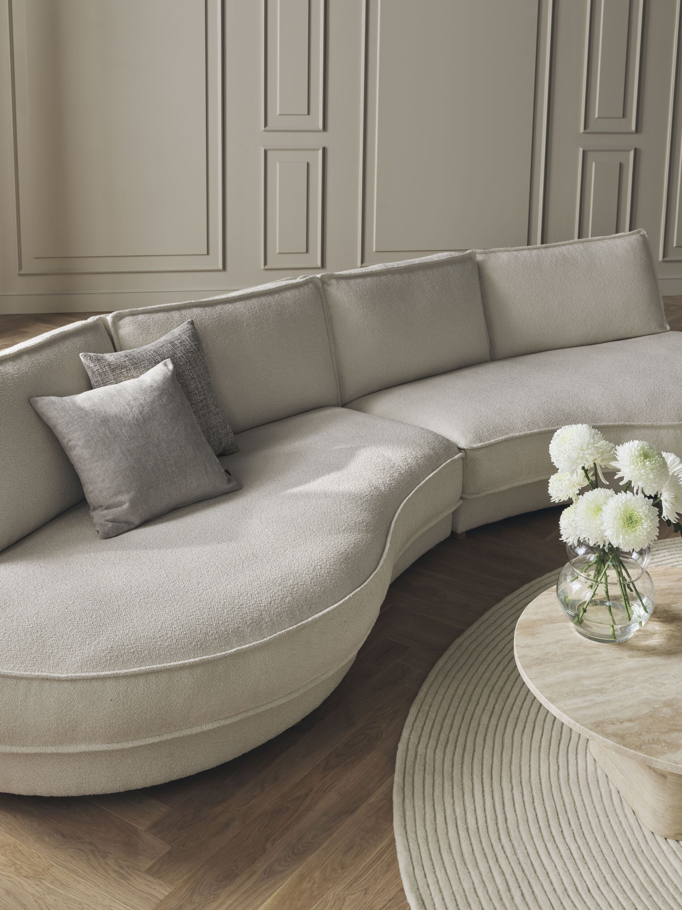 NOORA 3-module sofa with a rounded left side and an oak base