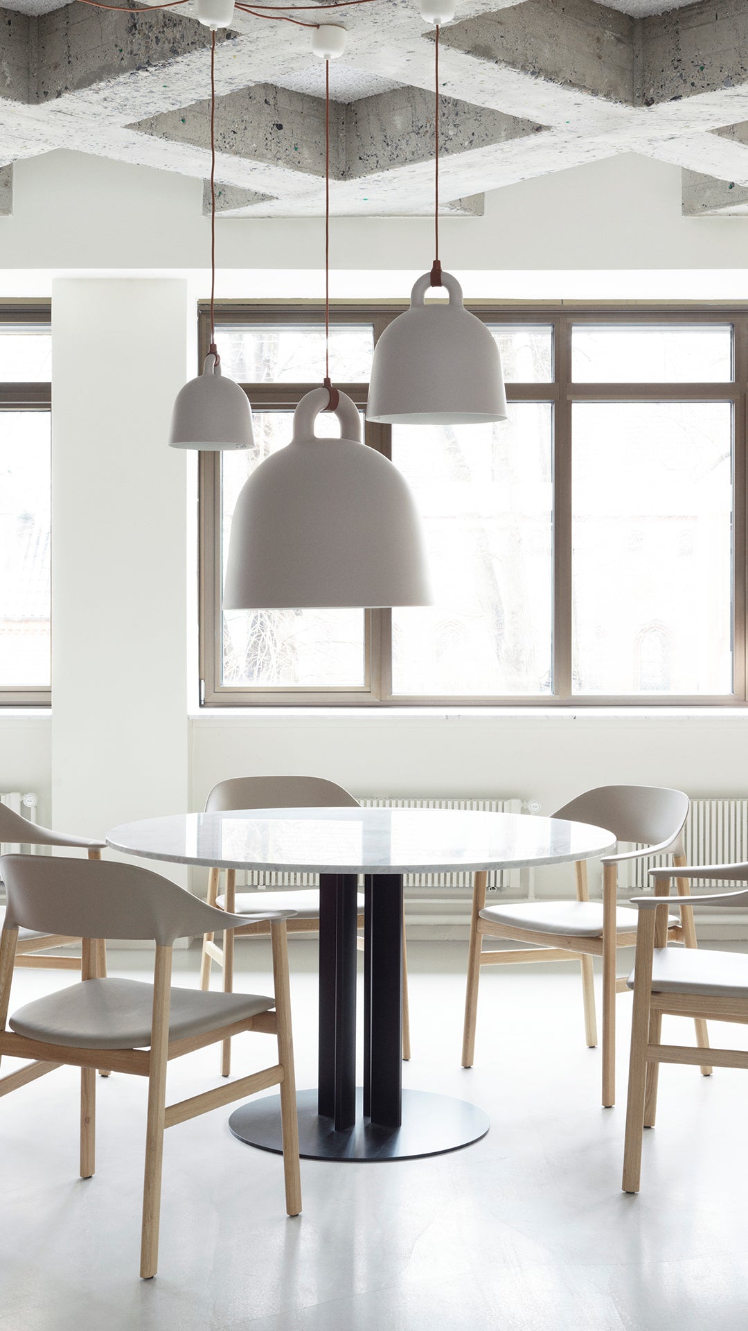 Round cafe table Scala white marble top with a black base
