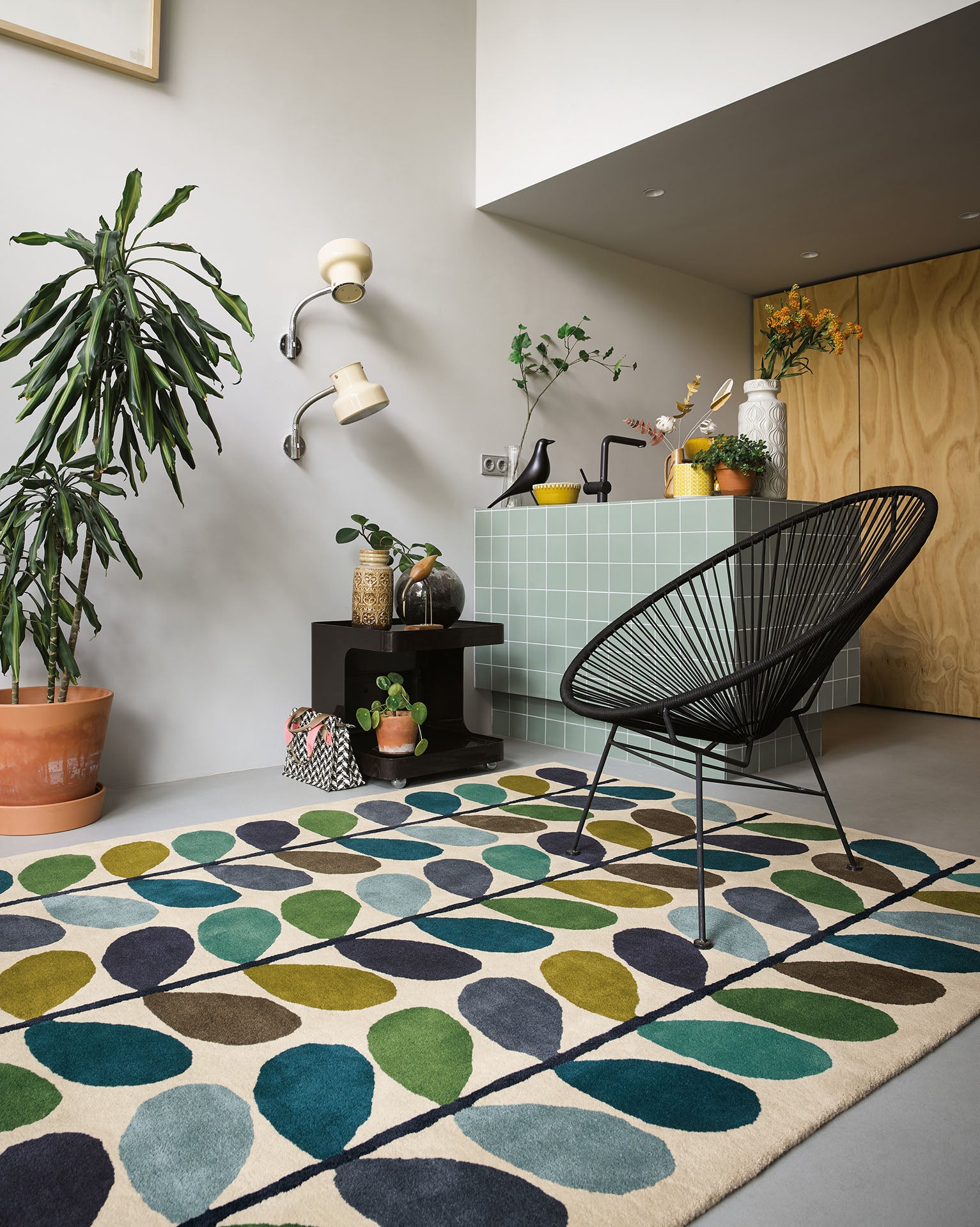 CLASSIC STEM KINGFISHER rug beige with green