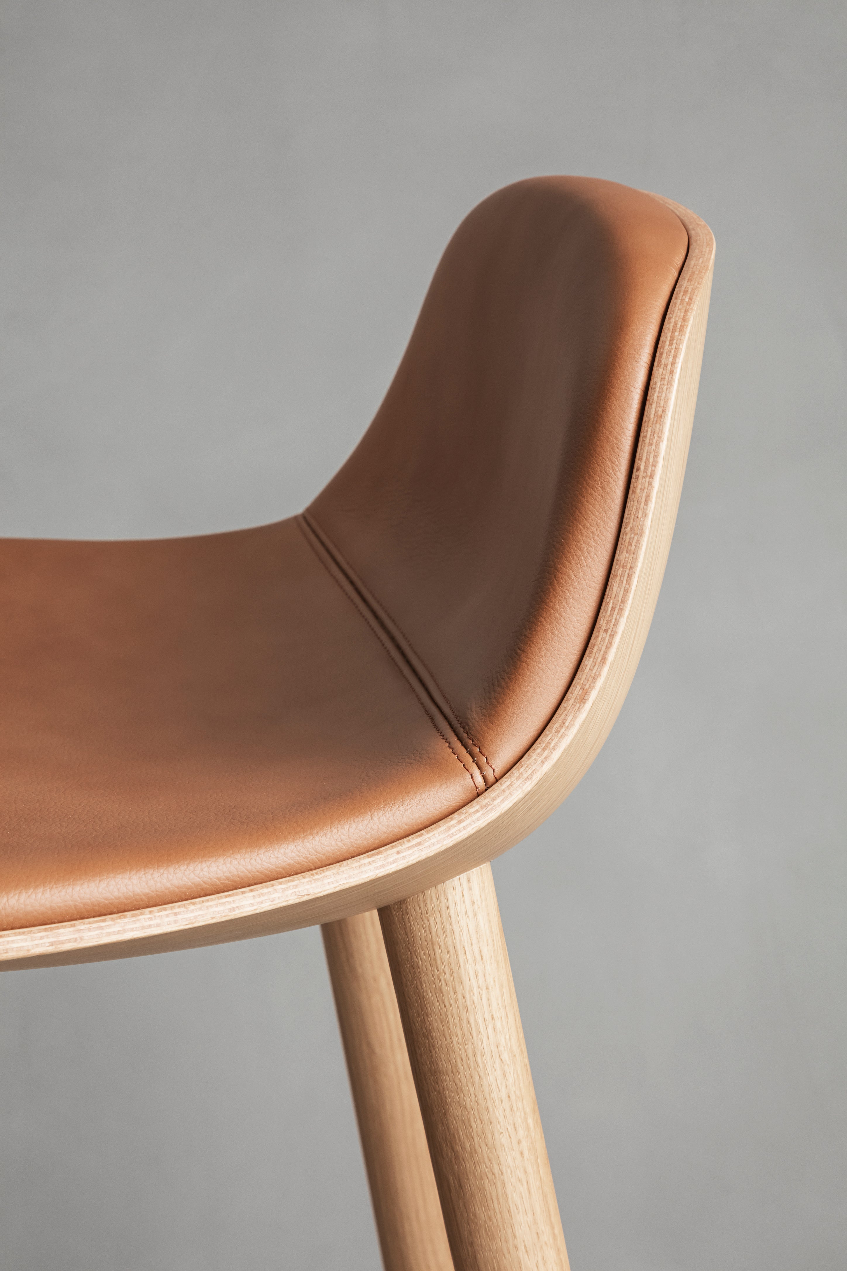 Hocker YUUGA braun mit Holzfuß