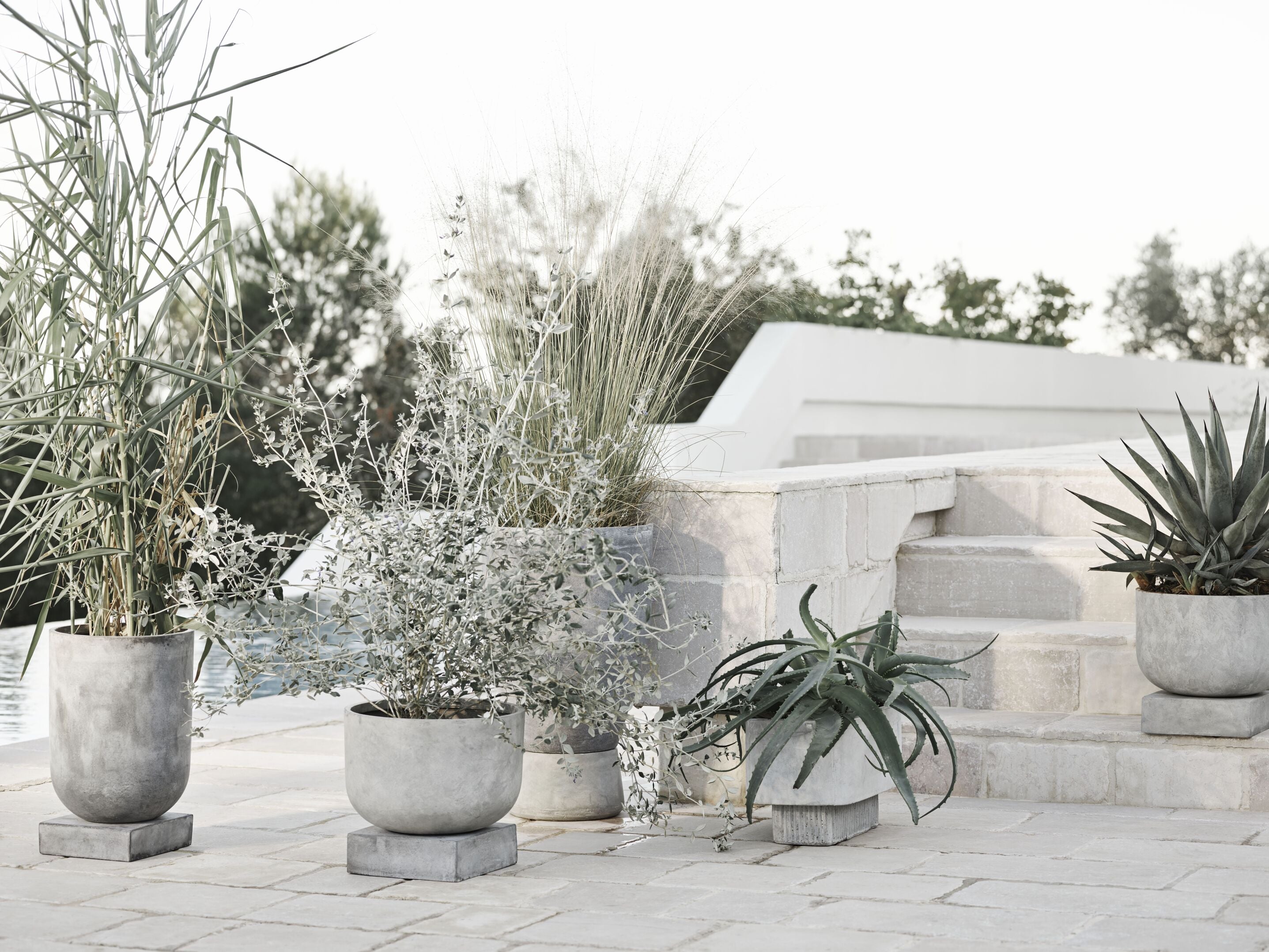 Podium pot gray concrete