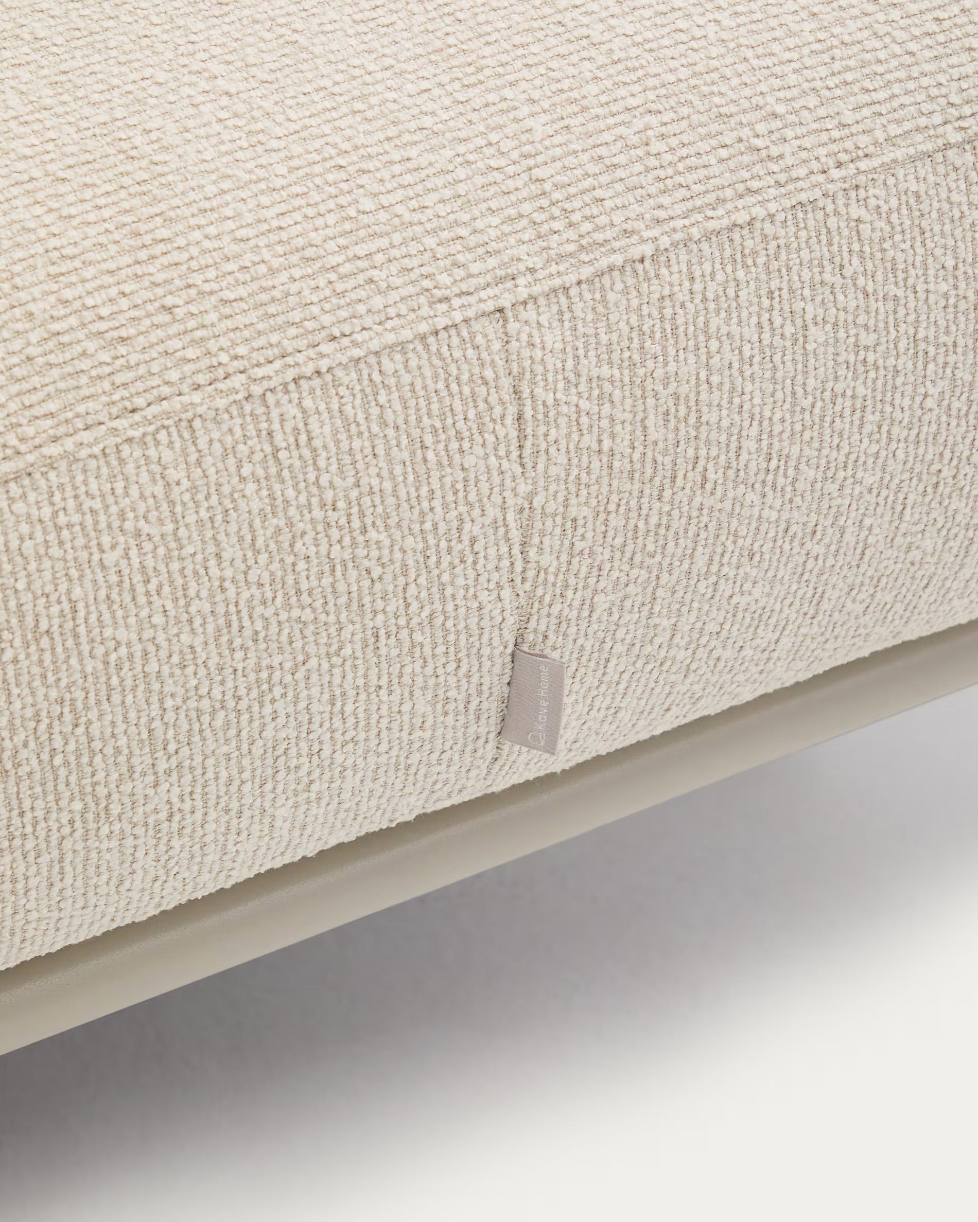 AURUM ecrufarbener Chenille-Fußhocker mit beigem Sockel 