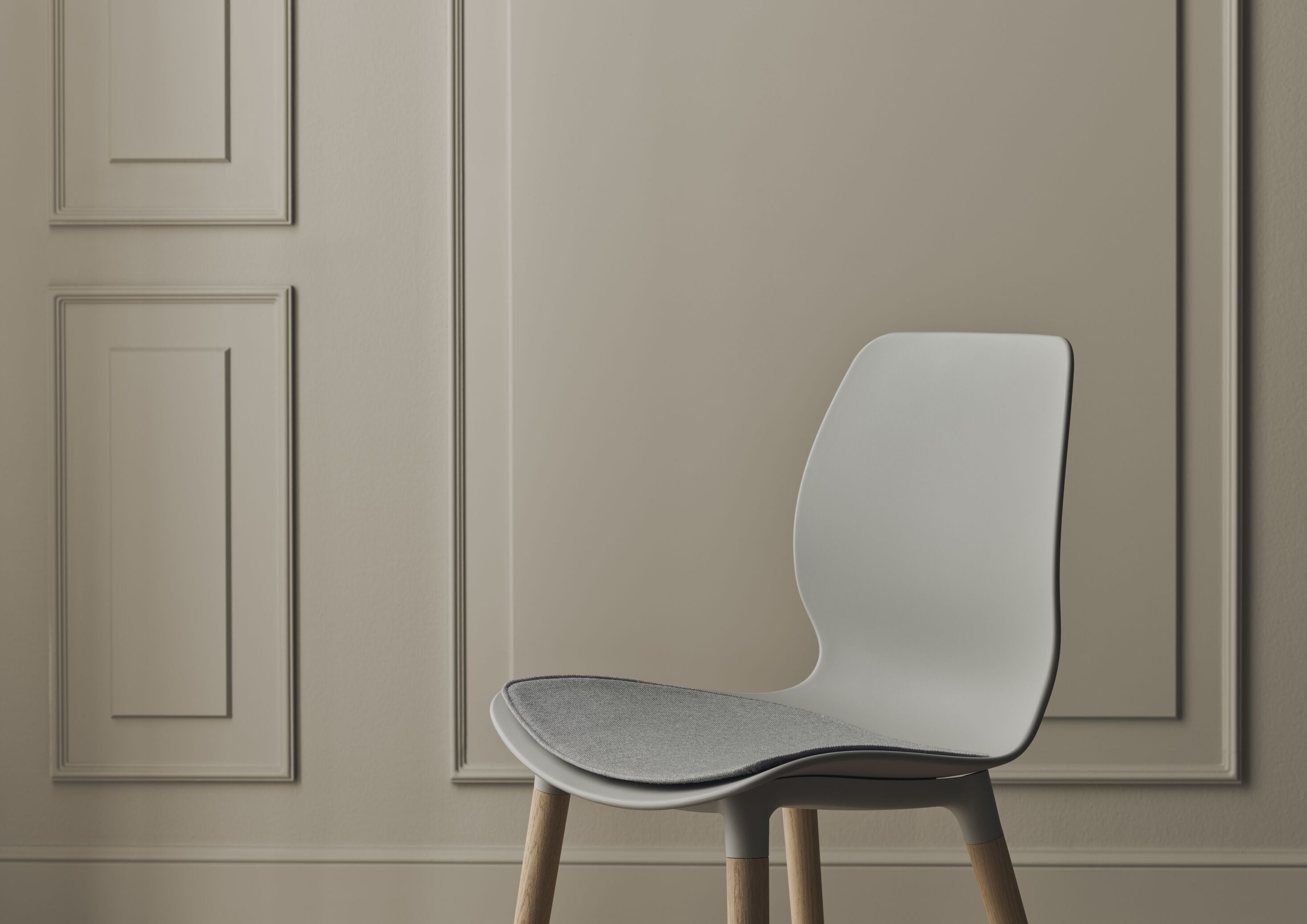 Seed beige chair with a whitened base