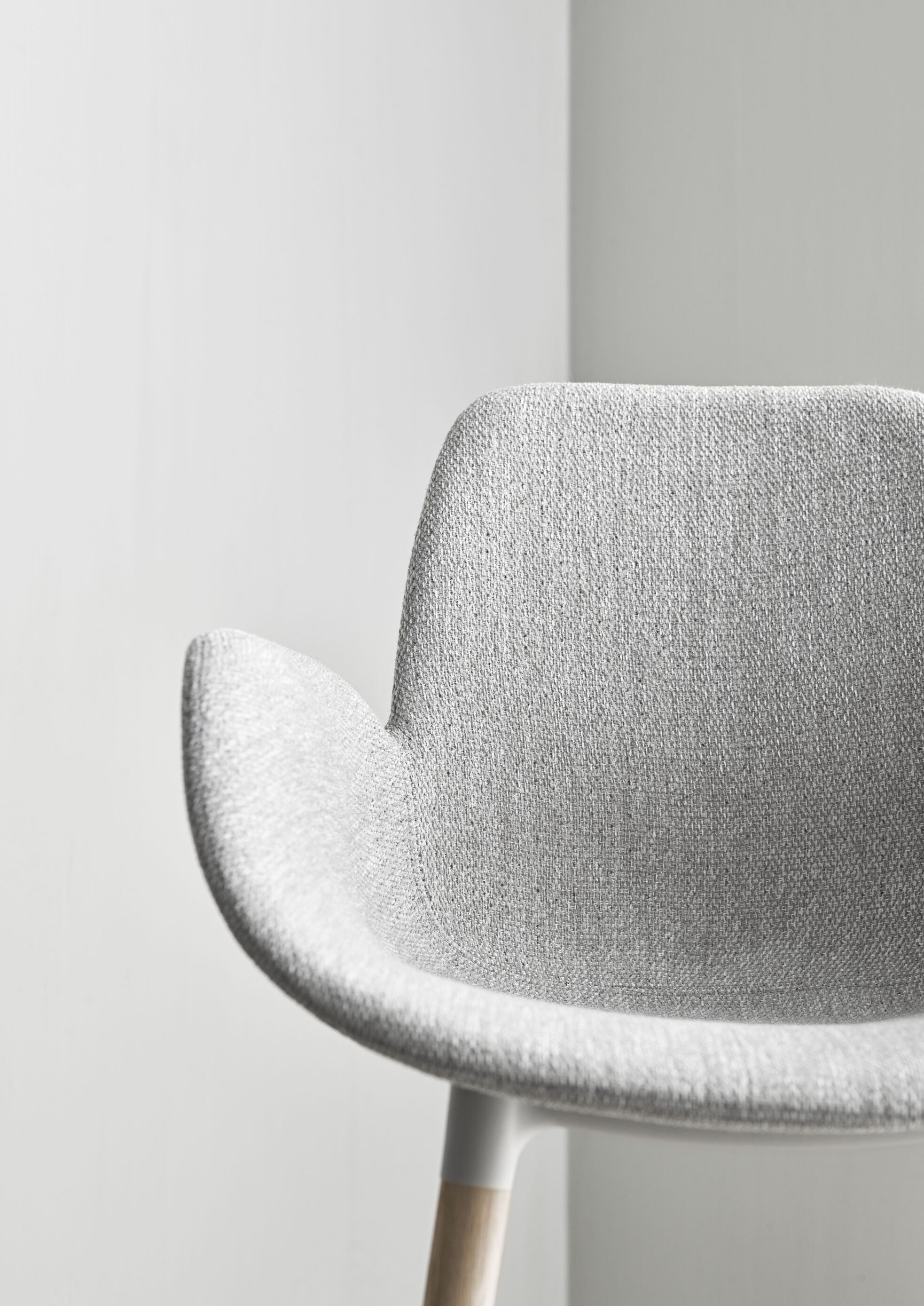 Chair with seed armrests upholstered with a gray base